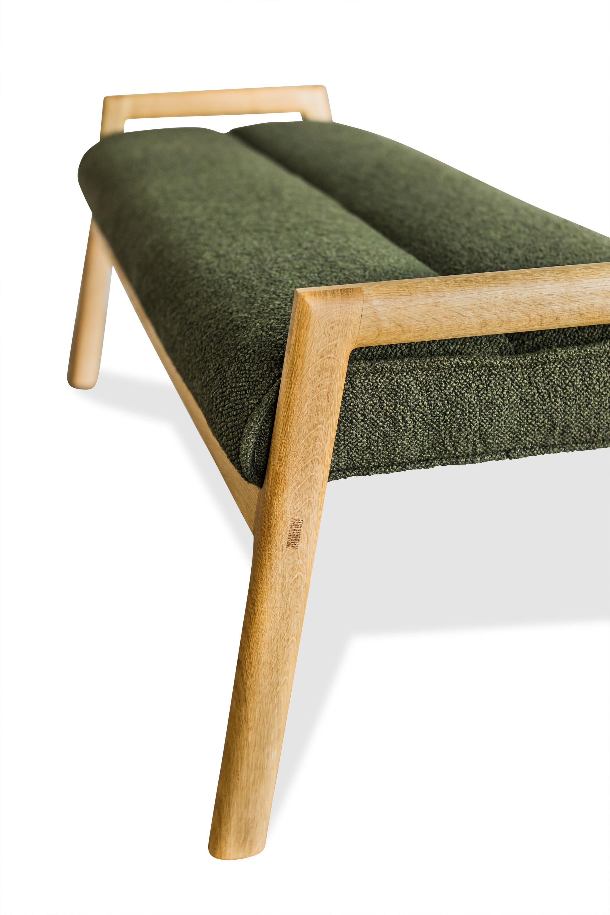 Banco MORESBY enmarcado en nogal con asiento Maharam Hearth Downfield Boucle en venta 1