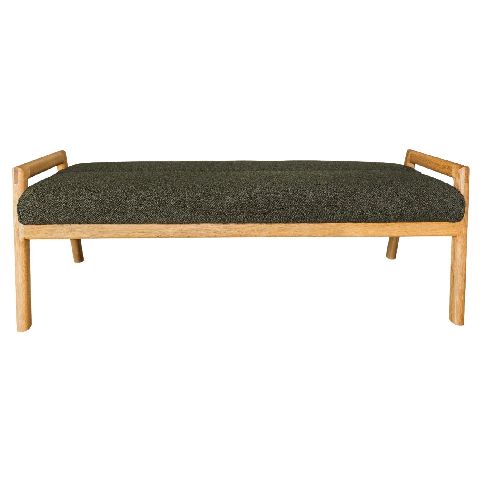 Banco MORESBY enmarcado en nogal con asiento Maharam Hearth Downfield Boucle en venta