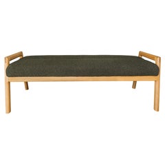 Panca MORESBY con cornice in noce e seduta Downfield Boucle di Maharam Hearth