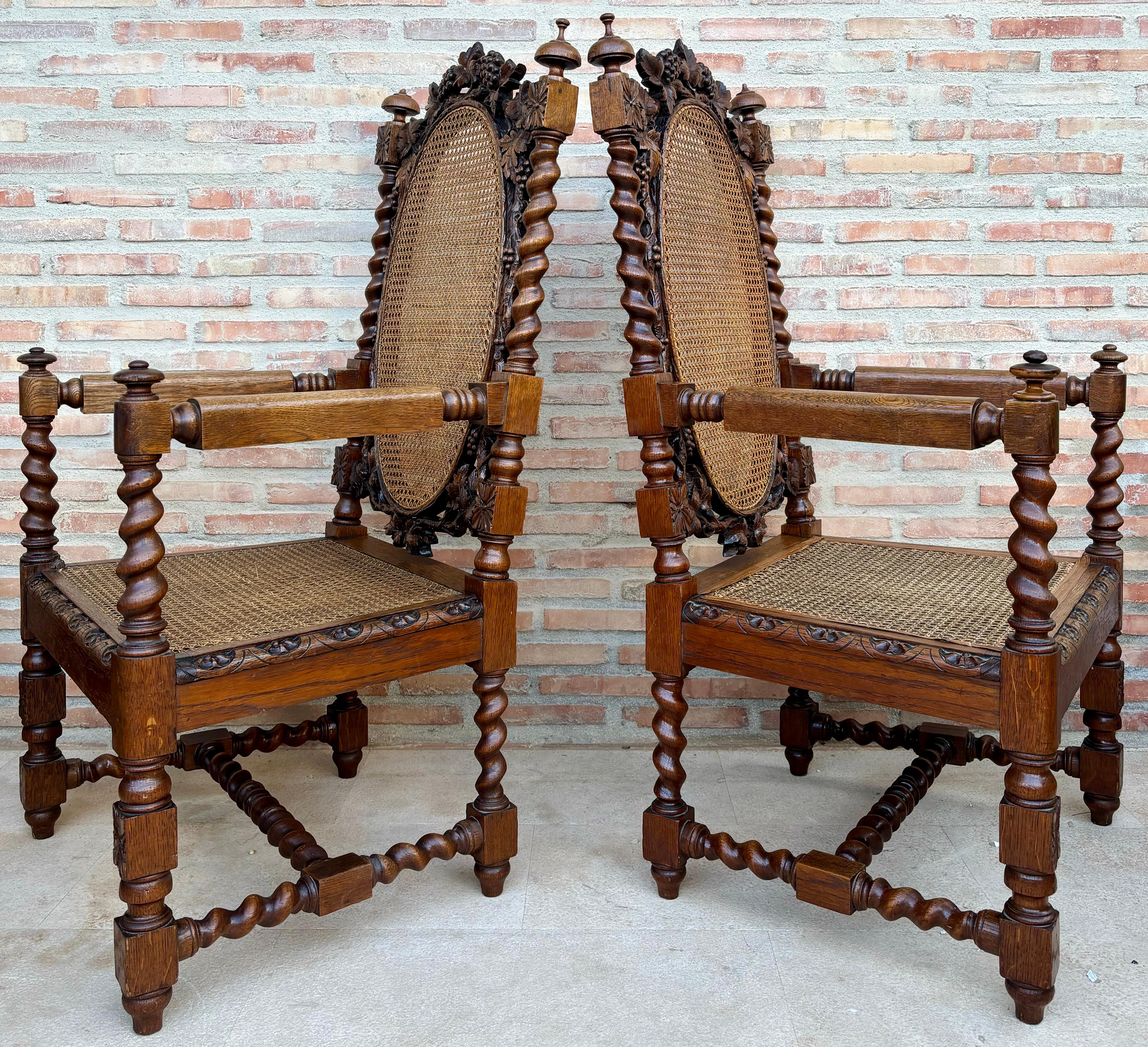 Antica coppia di sedie da trono barocche in noce intagliato, circa 1880. Le sedie hanno creste intagliate con un motivo a conchiglia al centro, affiancato da una coppia di terminali; la tavola centrale è molto intagliata con foglie d'acanto e