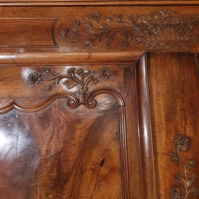 Wonderful 18th ventury carved walnut armorie. Superb quality, this will dismantle for transport and can easily be put back together. Original lock and key. 1780

Dimensions
74.5 inches (189 cms) wide
30 inches (76 cms) deep
93 inches (236 cms)