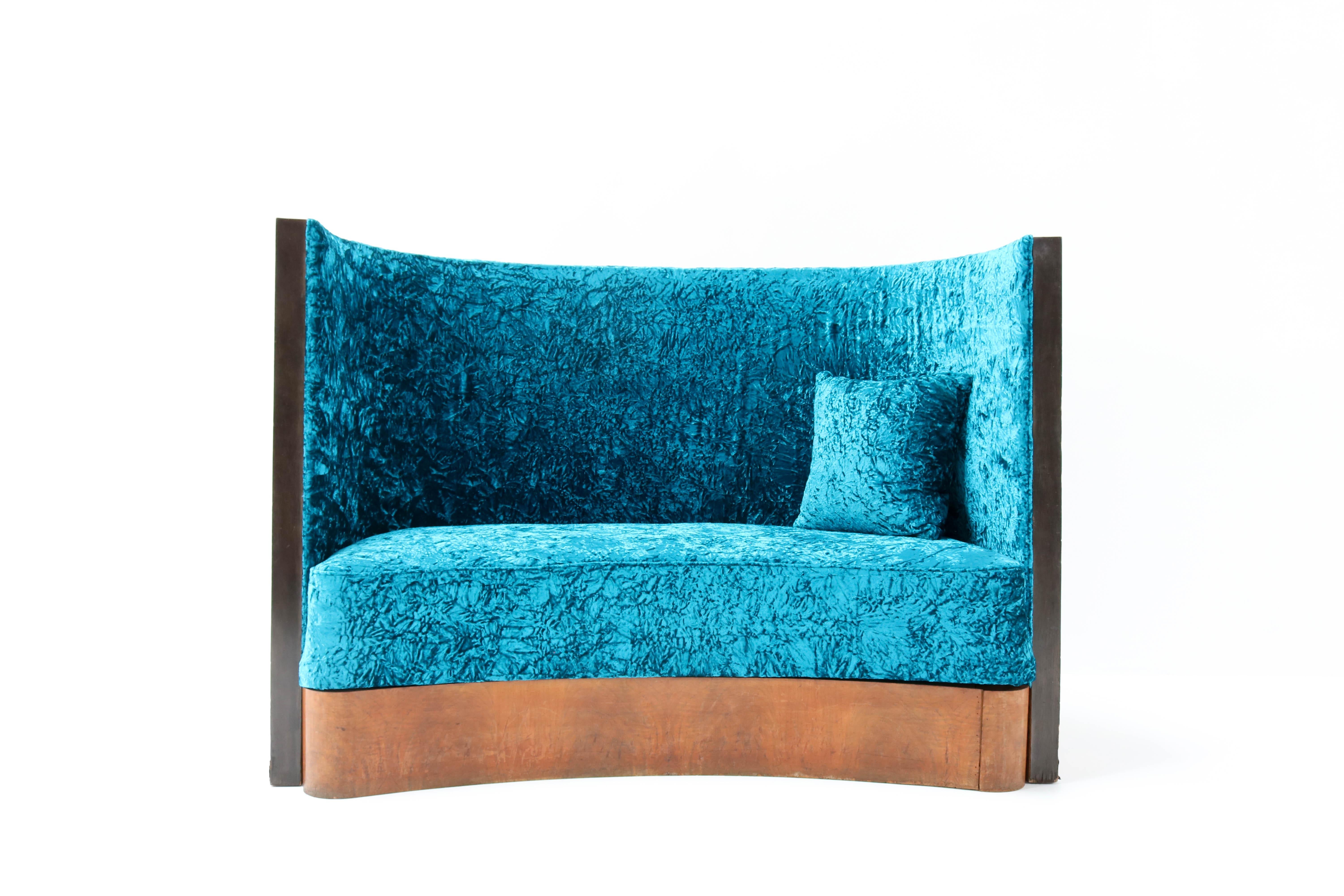 Magnificent and rare Art Deco settee or sofa.
Striking French design from the 1930s.
Walnut veneered frame and re-upholstered with blue velvet fabric.
This wonderful fabric is manufactured in Belgium and the fabric is
wrinkled in Italy.
This