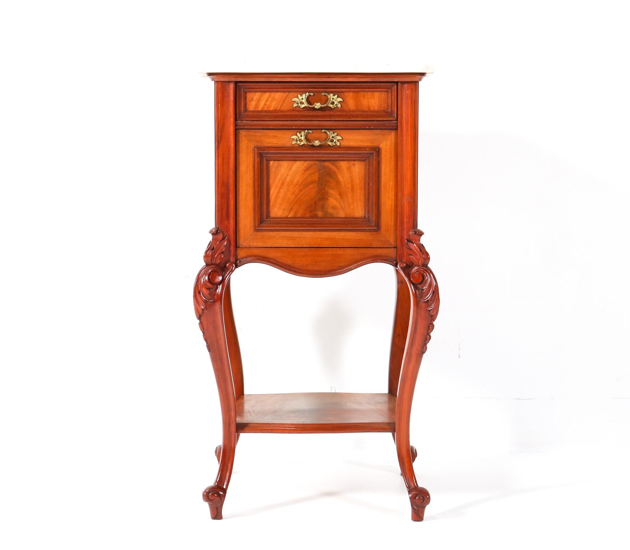 Walnut French Louis XV Nightstand, 1900s In Good Condition For Sale In Amsterdam, NL