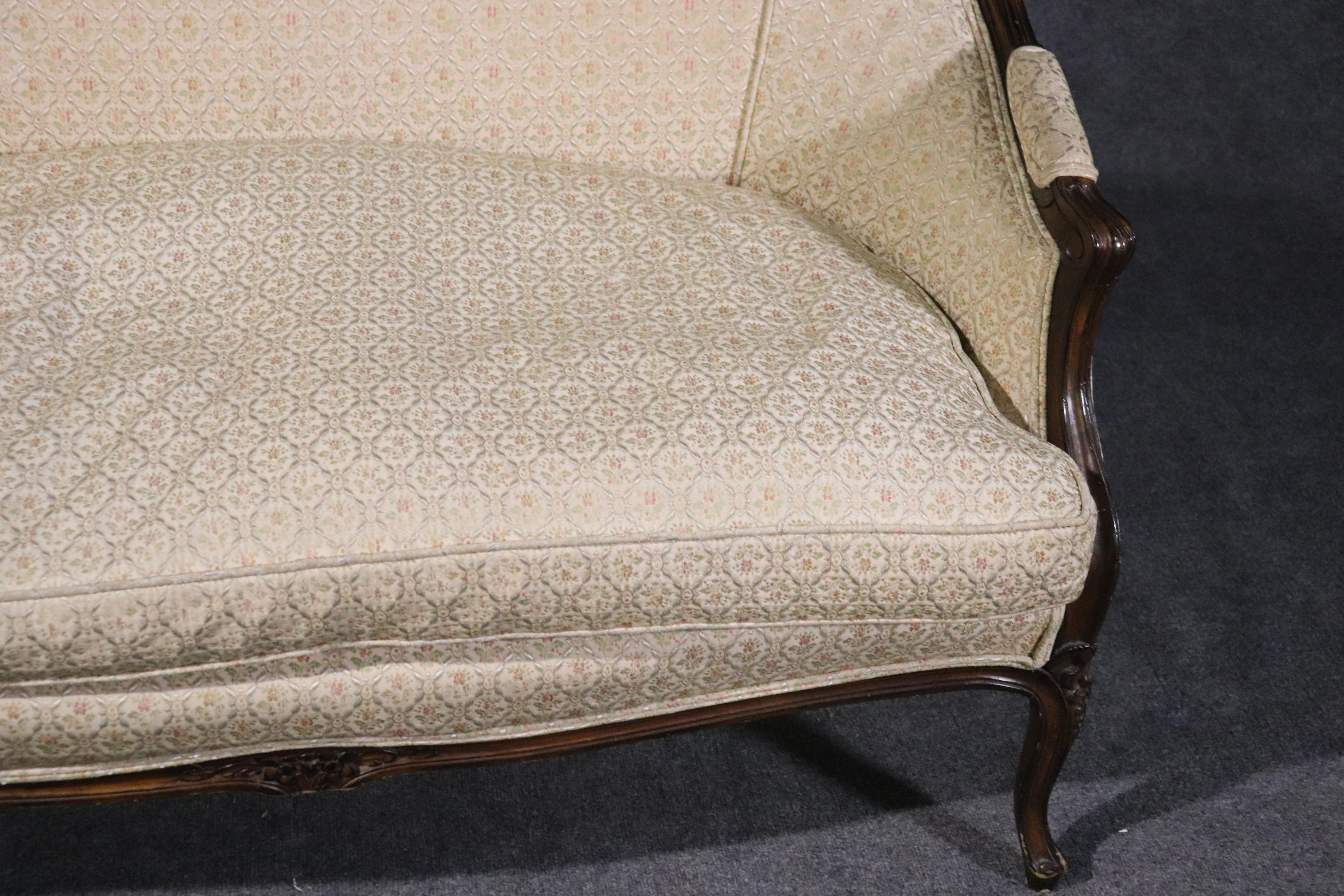 Walnut French Louis XV Style Goose Feather Filled Settee Canapé Loveseat In Good Condition In Swedesboro, NJ
