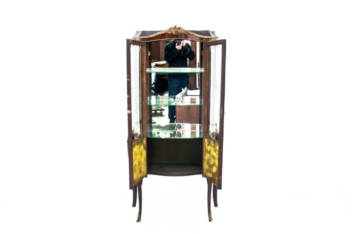 Louis IV vitrine produced in France in around 1910. 
Preserved in very good condition. 
Made of walnut wood, brass ornaments and glass 
Dimensions: height 170 cm / width 89 cm / depth 41 cm.

