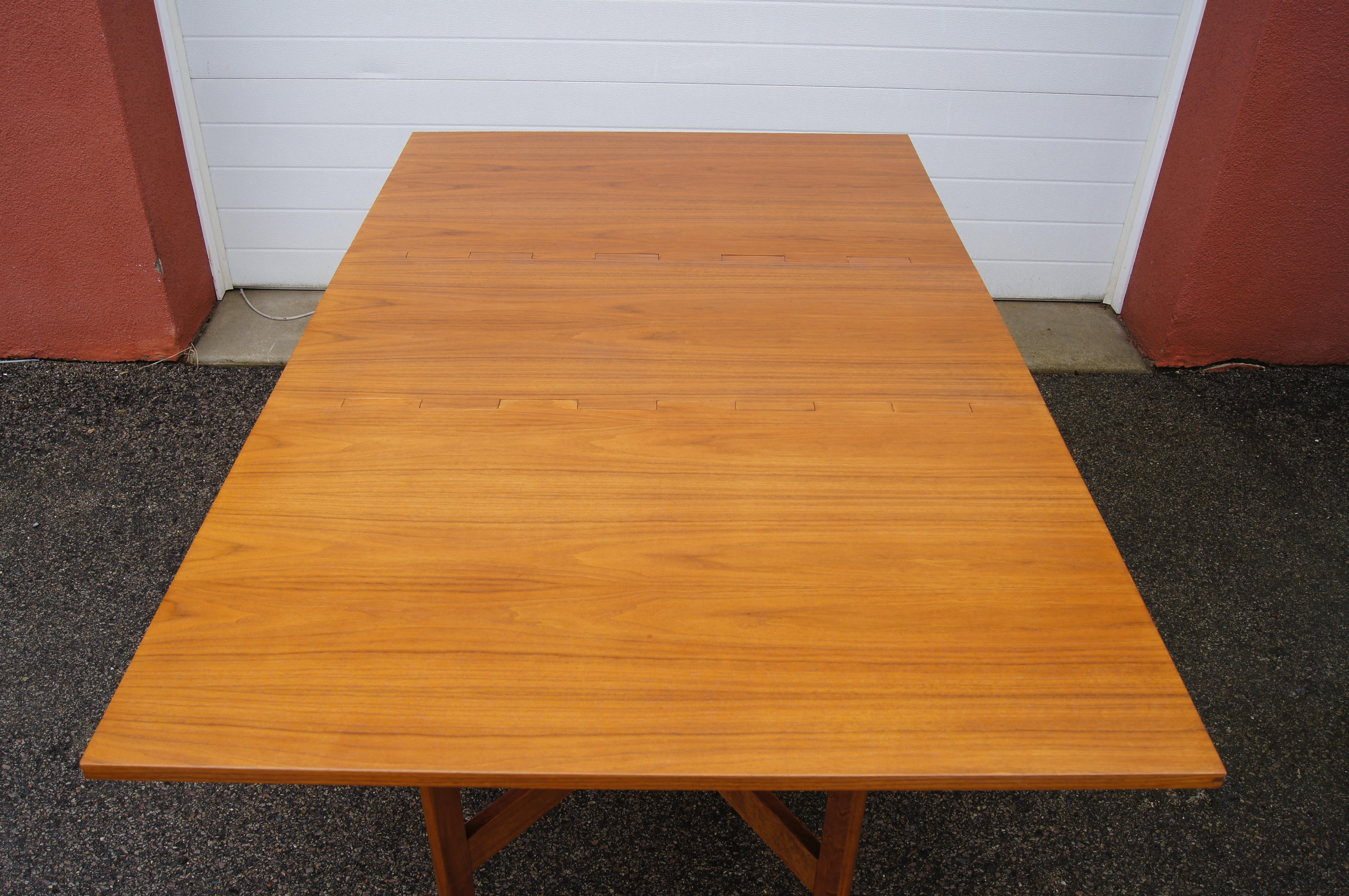 Walnut Gate Leg Dining Table, Model 4656, by George Nelson for Herman Miller In Good Condition In Dorchester, MA
