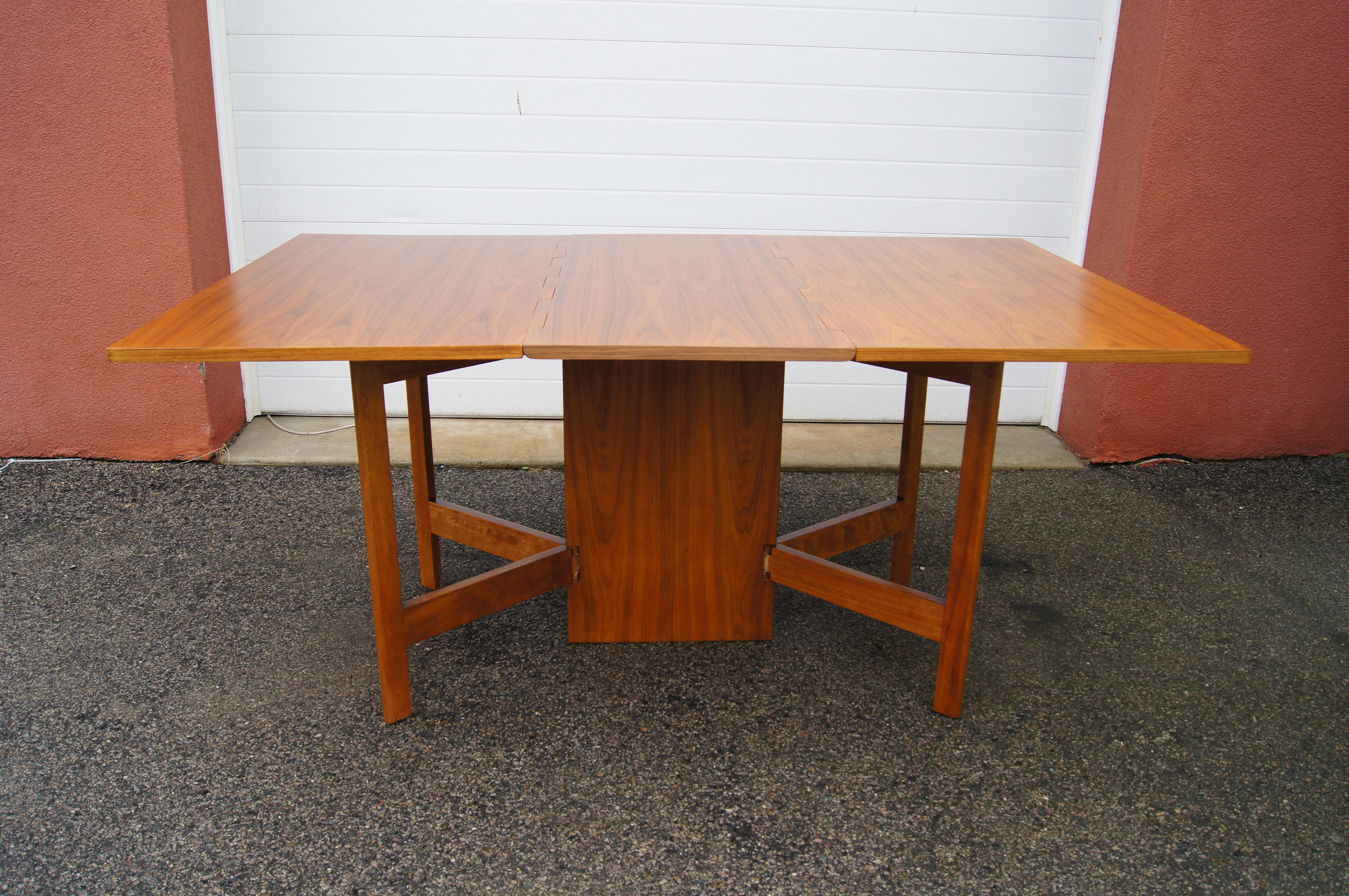 Mid-20th Century Walnut Gate Leg Dining Table, Model 4656, by George Nelson for Herman Miller