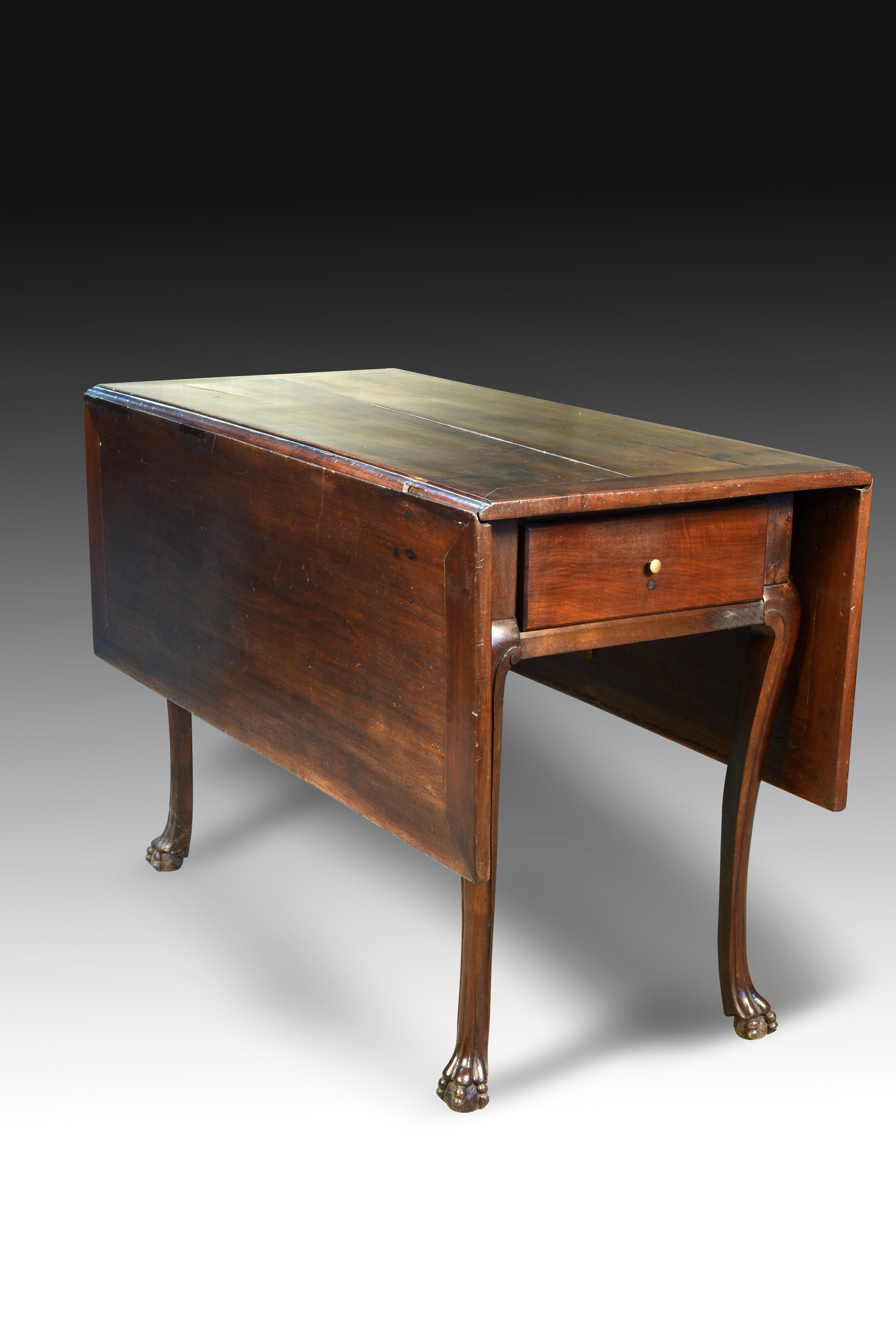 This rectangular table has four legs ended in eagle talons holding balls, and has a drawer and two folding boards (whose name comes from this typology). The decorative simplicity of the work is due to its creation as a mainly functional furniture,