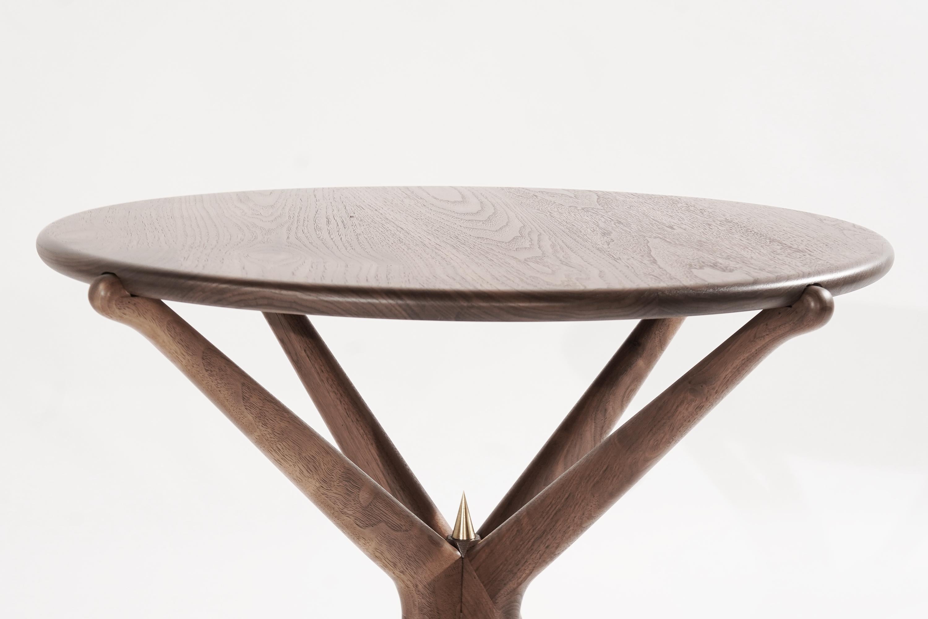 Gazelle V2 Beistelltisch aus Nussbaumholz von Stamford Modern im Angebot 2