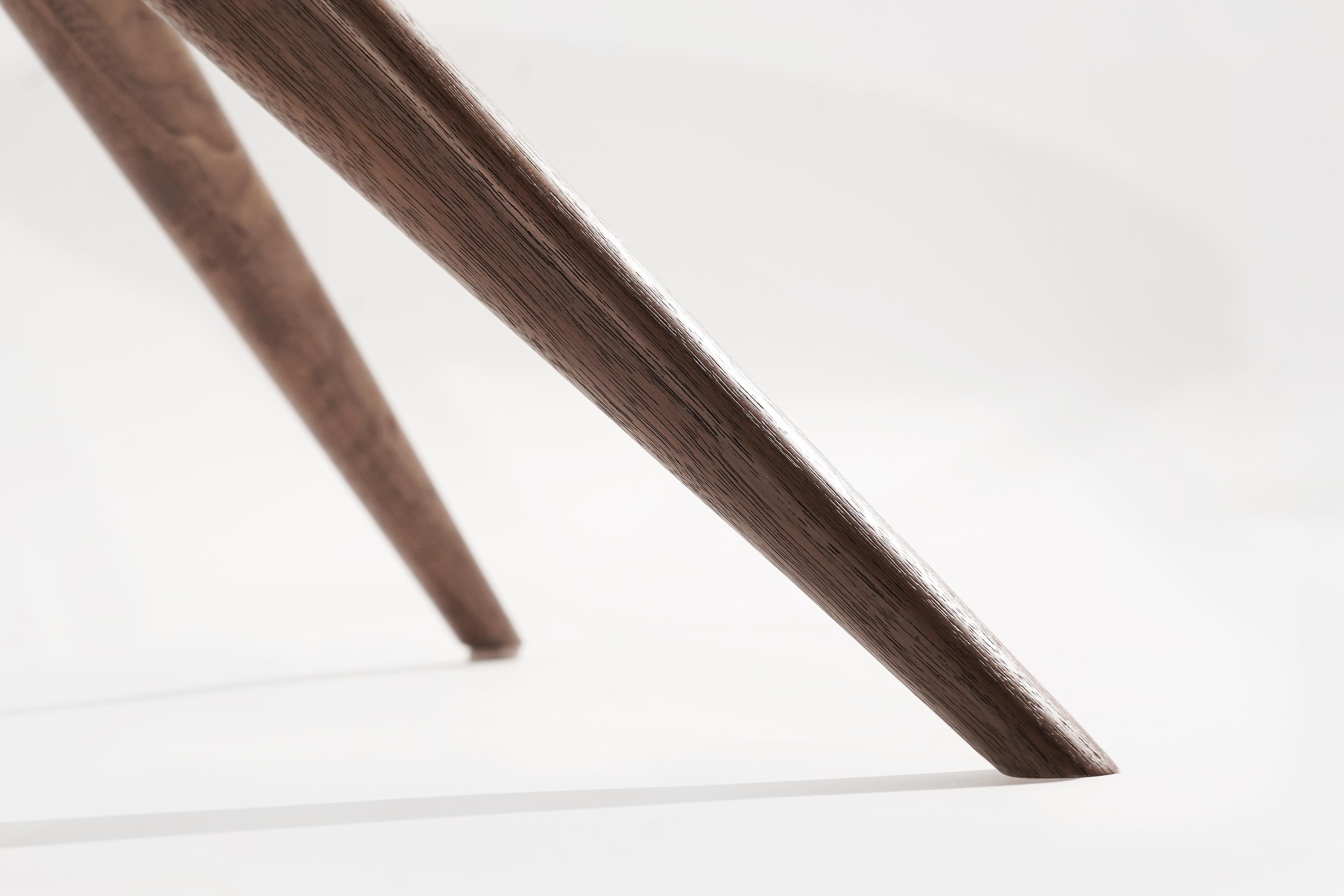 Gazelle V2 Beistelltisch aus Nussbaumholz von Stamford Modern im Angebot 4