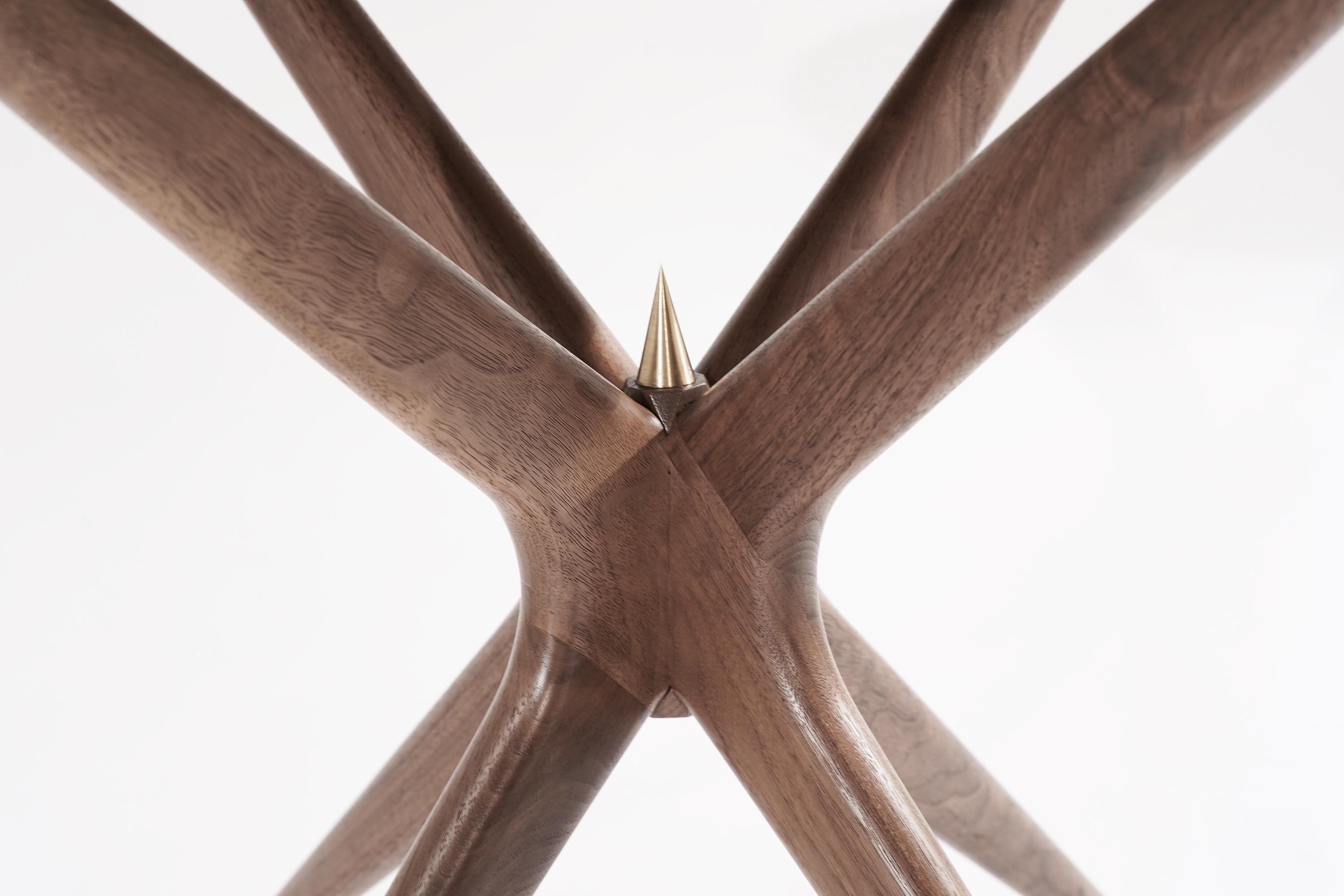 Gazelle V2 Beistelltisch aus Nussbaumholz von Stamford Modern im Angebot 5