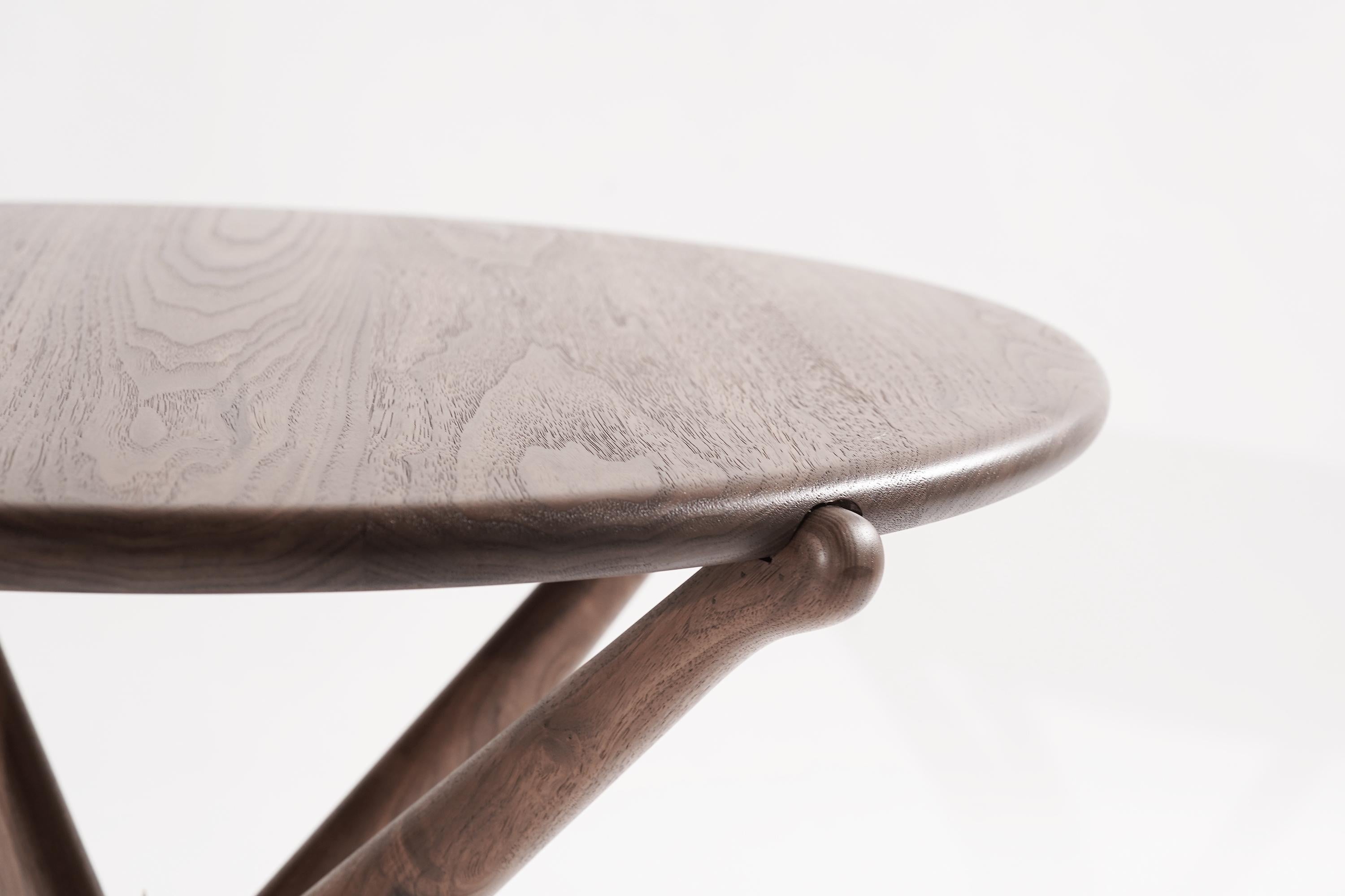 Gazelle V2 Beistelltisch aus Nussbaumholz von Stamford Modern im Angebot 1