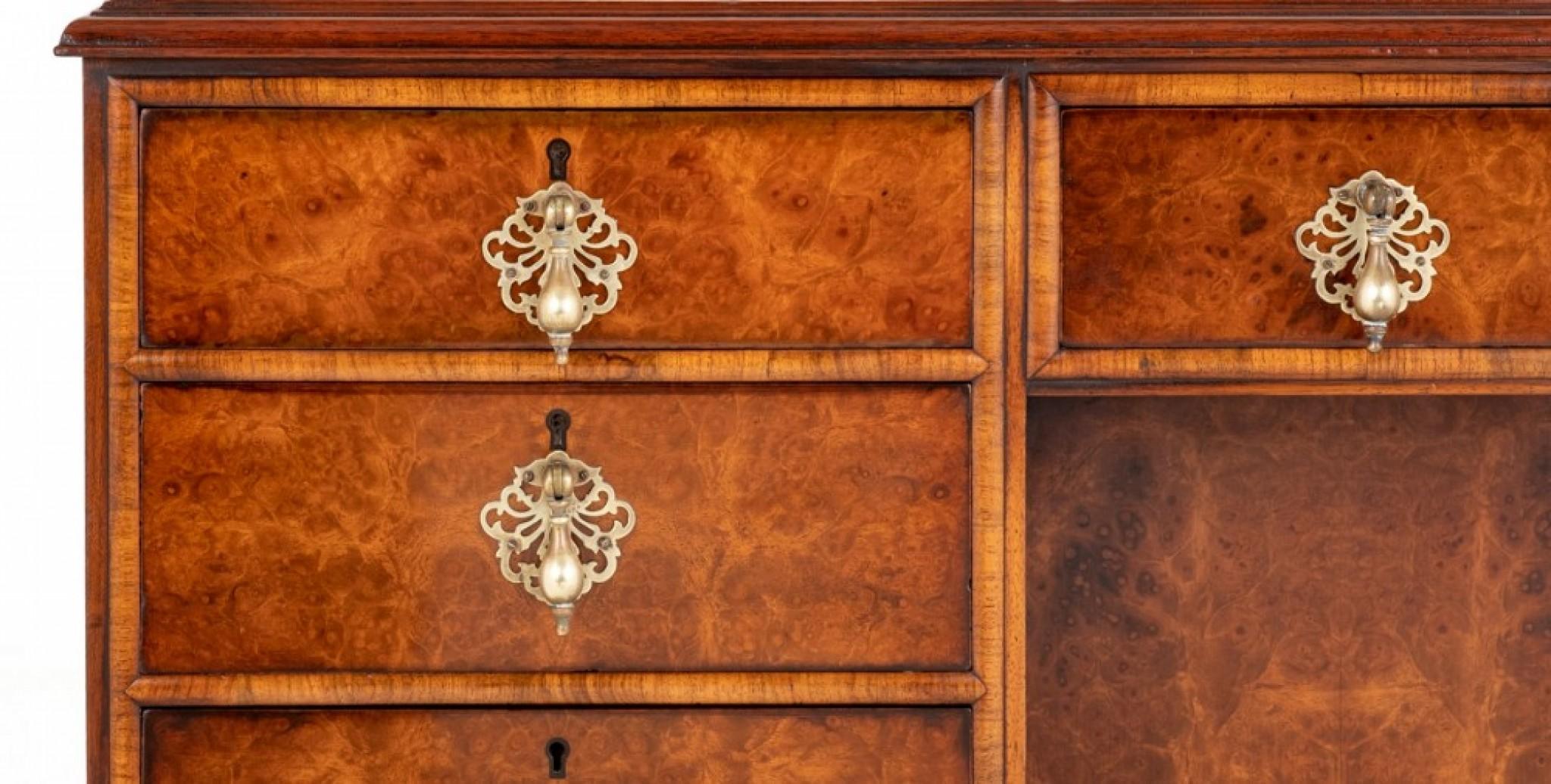 Noyer Gillows Desk Queen Anne Revival en vente