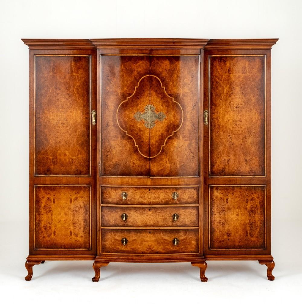 Walnut Gillows Gentleman's wardrobe. Here we have an exceptional quality gentleman's wardrobe standing on a squat cabriole leg. The Centre section having 3 bow mahogany lined drawers. The bow doors above having a wonderful etched, pierced and shaped