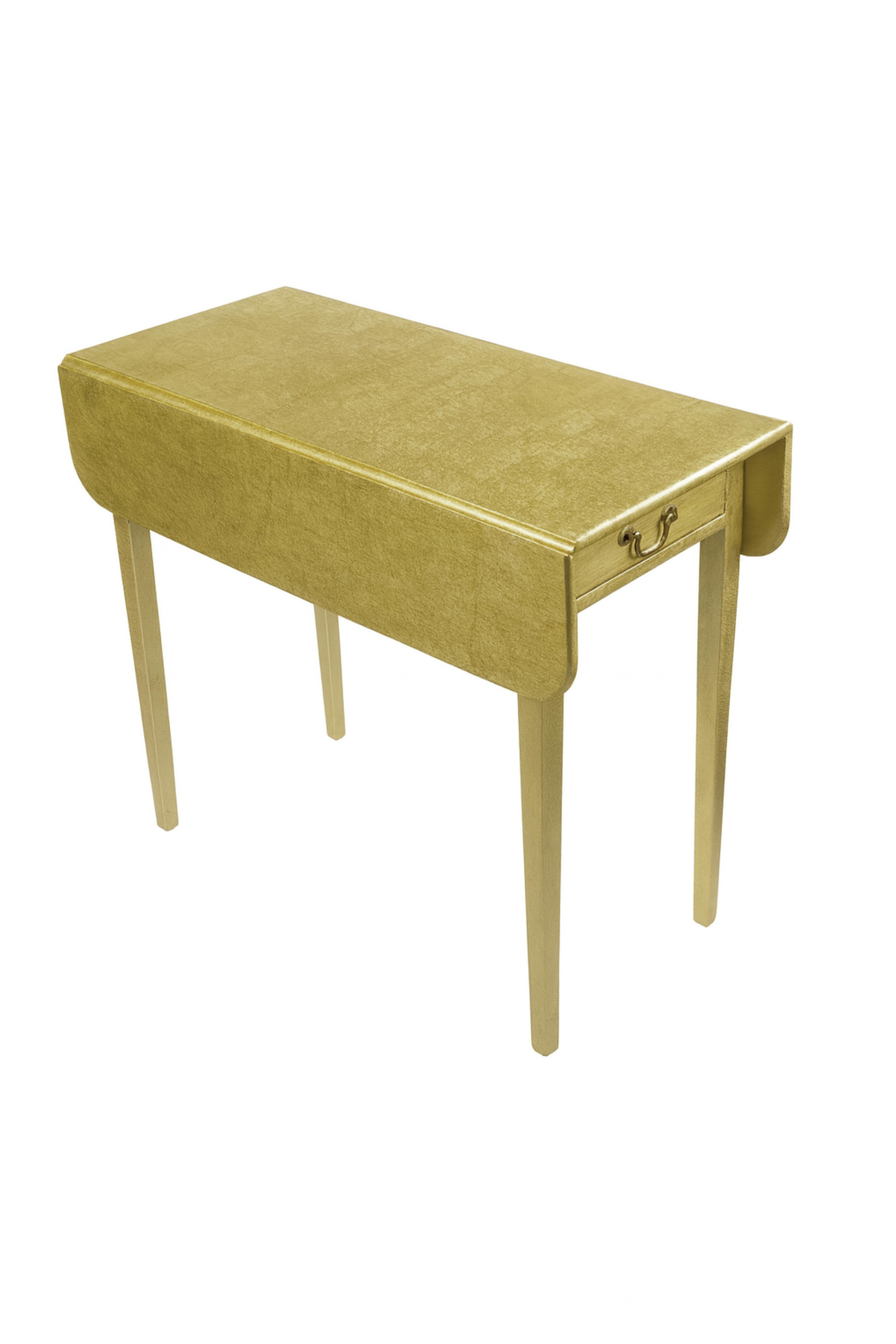 Élevez votre espace avec cette table à abattant Pembroke dorée en noyer riche, dotée d'un seul tiroir. Finition experte et aspect sophistiqué. Une table d'artisanat portugais du XIXe siècle qui offre un mélange parfait d'élégance classique et de