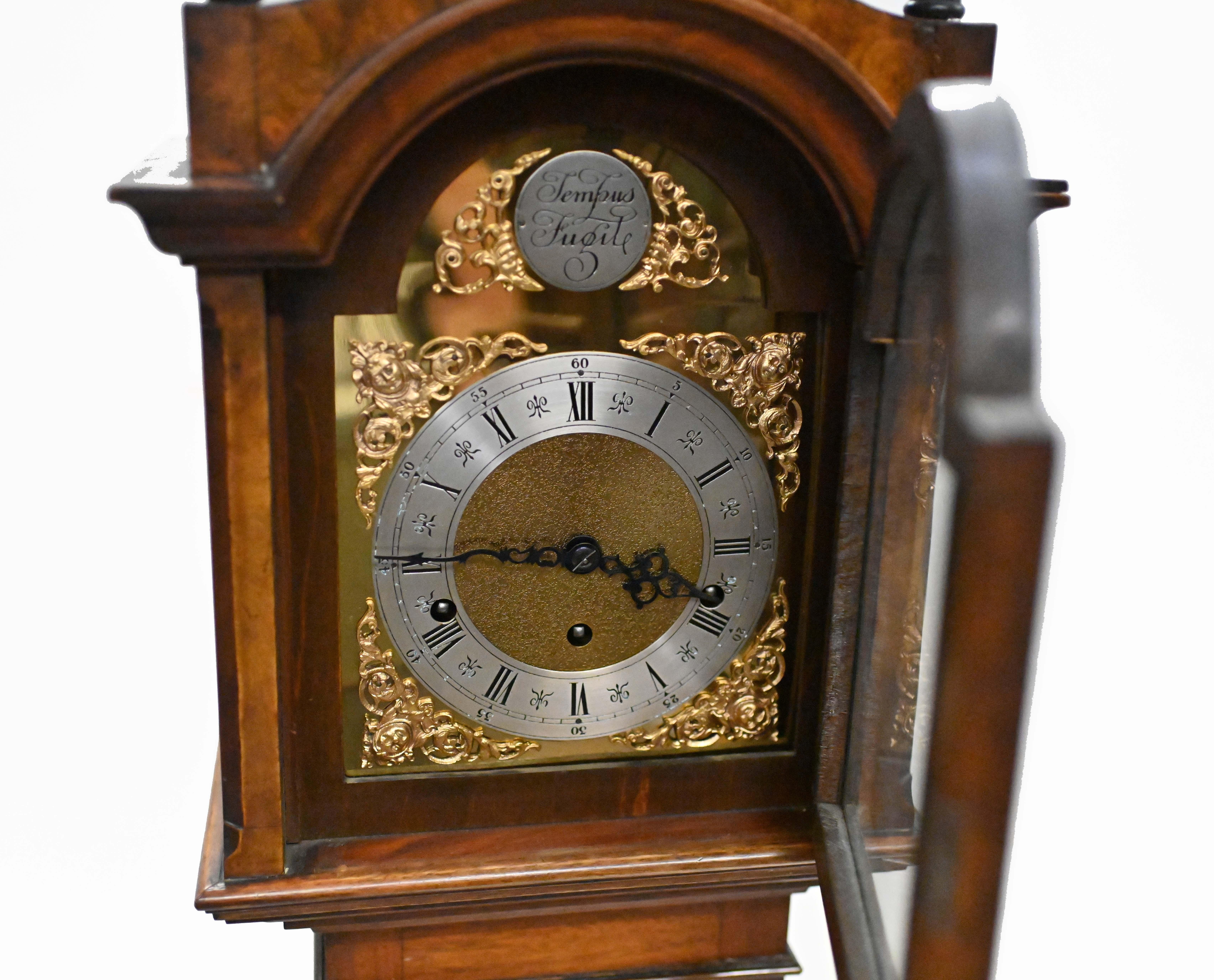 Une magnifique horloge de grand-mère en noyer
Le cadran arqué en laiton porte l'inscription 
