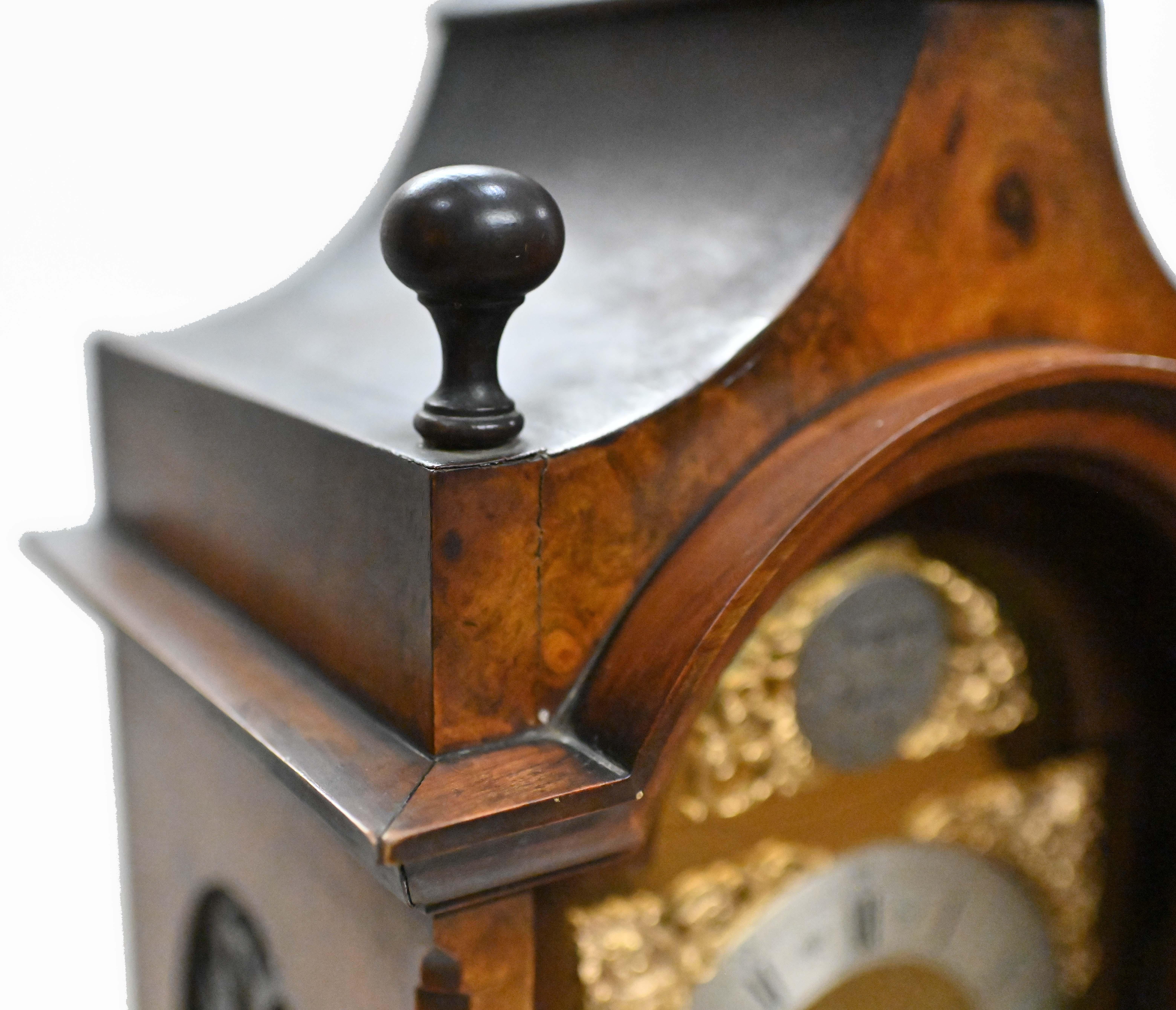 Milieu du XXe siècle Horloge de grand-mère en noyer à carillon Tempus Fugit en noyer