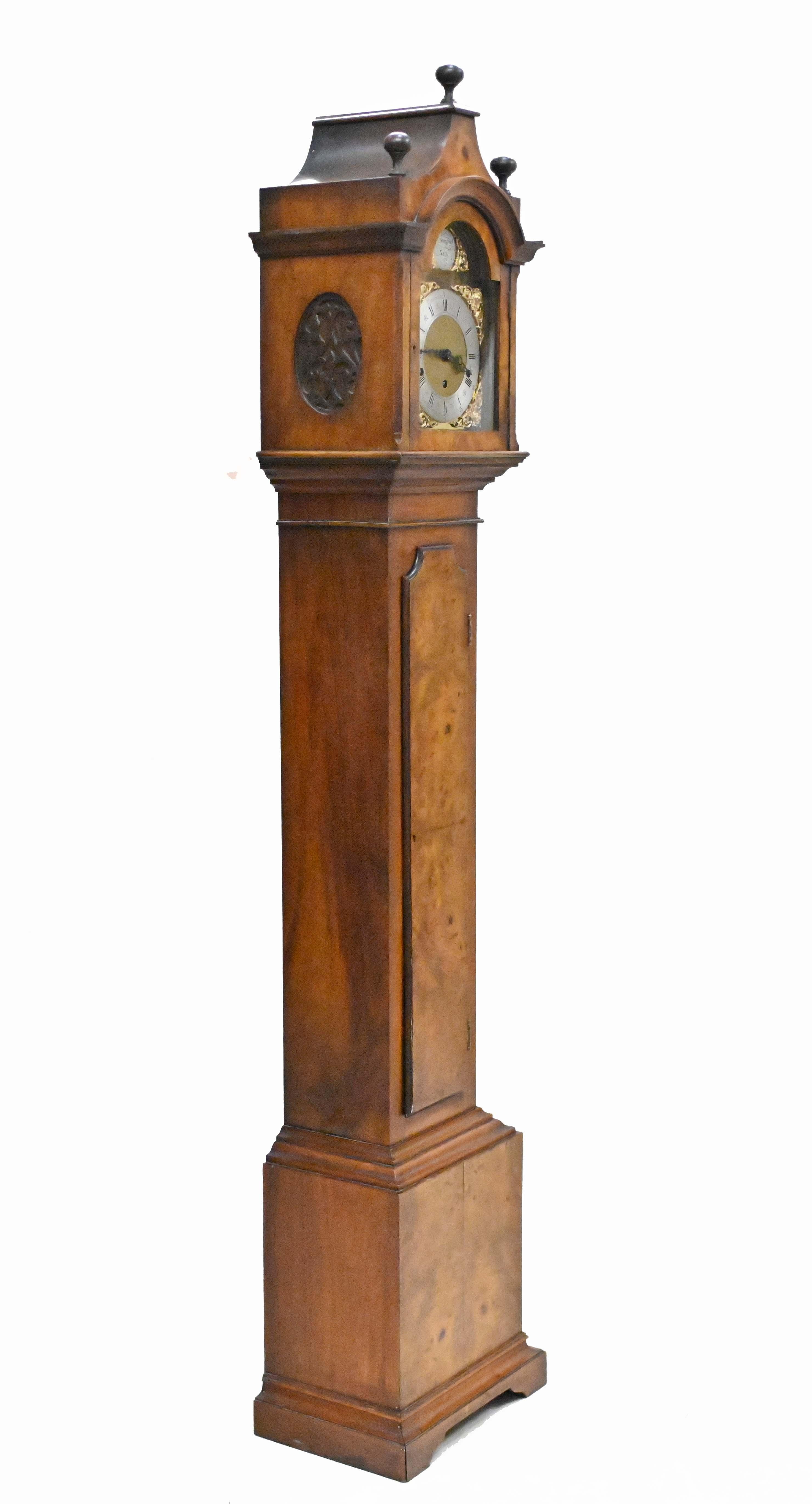 Horloge de grand-mère en noyer à carillon Tempus Fugit en noyer 2