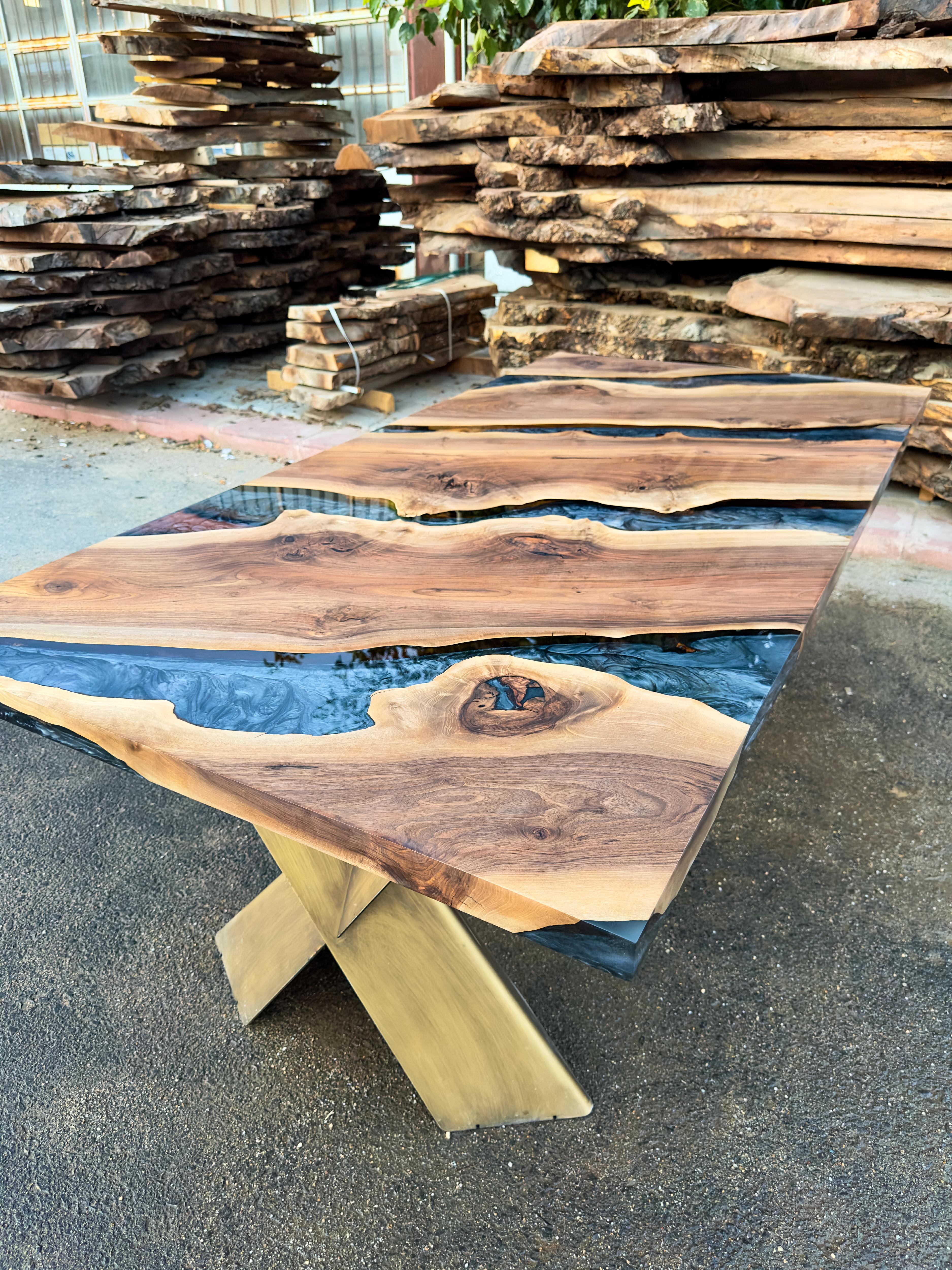 Table époxy en noyer sur mesure

Cette superbe table est fabriquée en bois de noyer noir. La beauté unique des courbes naturelles du bois d'olivier combinées à l'époxy bleu se retrouve dans cette table.

Tous les bois ont leur propre forme