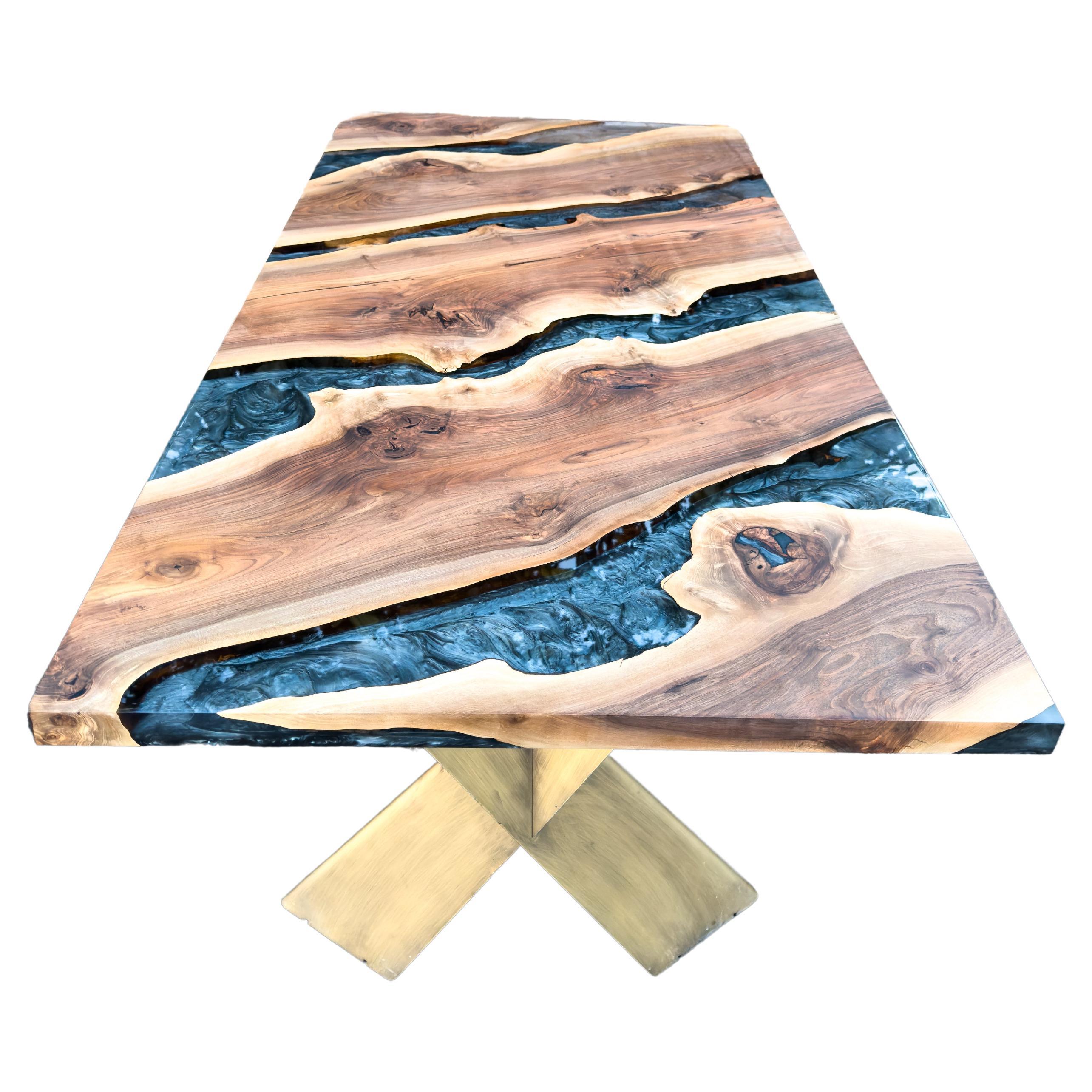 Tavolo da pranzo in legno con resina epossidica grigio noce