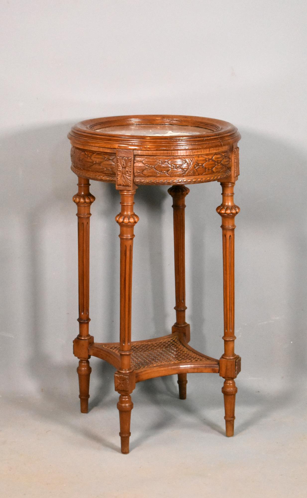 Français Table d'appoint Guéridon en noyer Période Directoire en vente