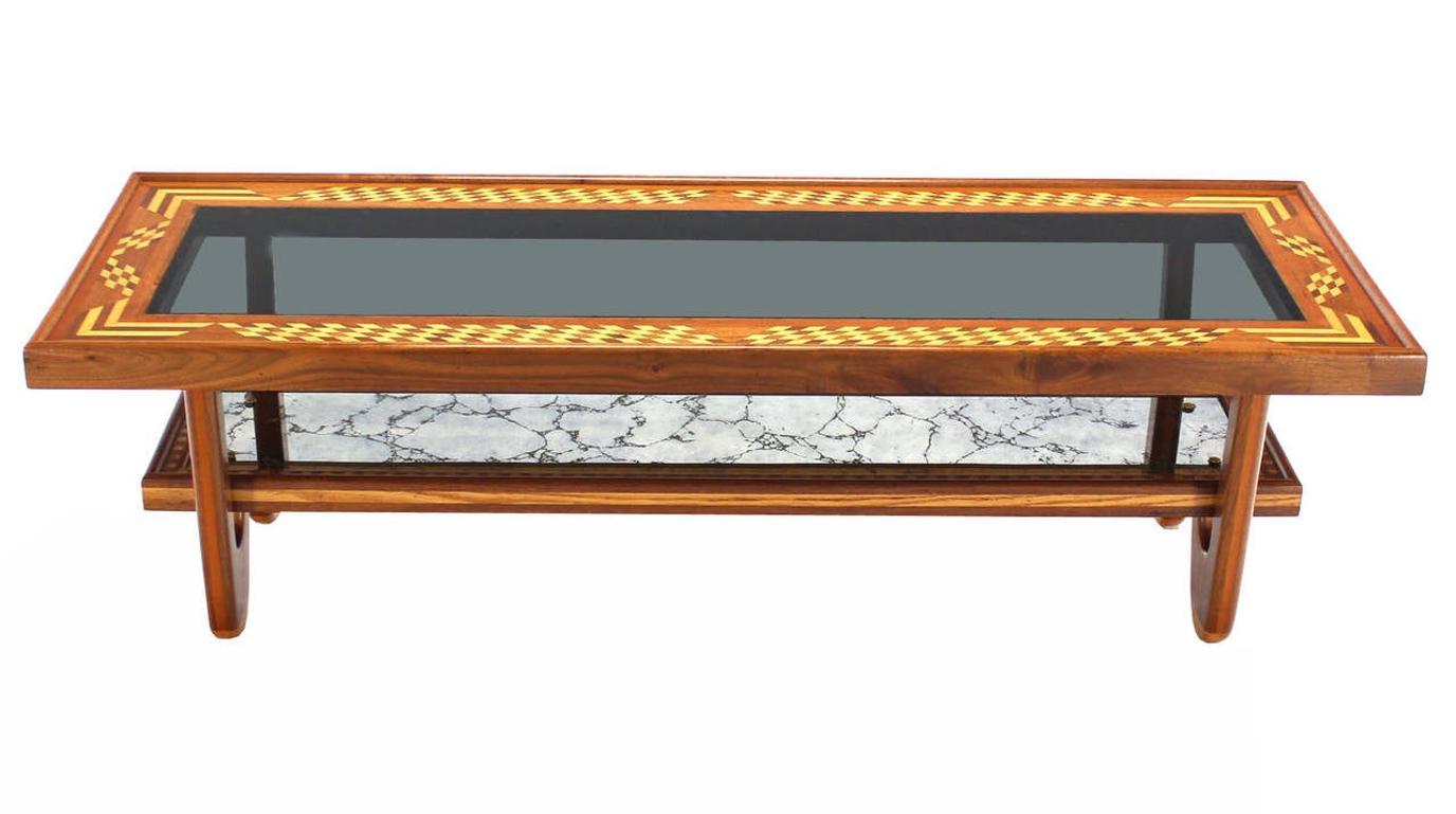 Mid-Century Modern Épingle à cheveux en noyer Verre fumé  Table basse rectangulaire avec plateau en marqueterie MINT en vente