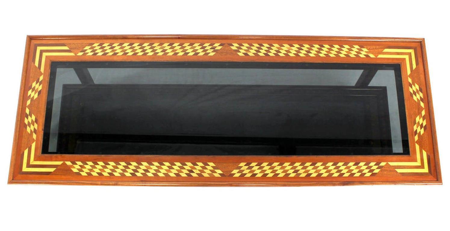 Américain Épingle à cheveux en noyer Verre fumé  Table basse rectangulaire avec plateau en marqueterie MINT en vente