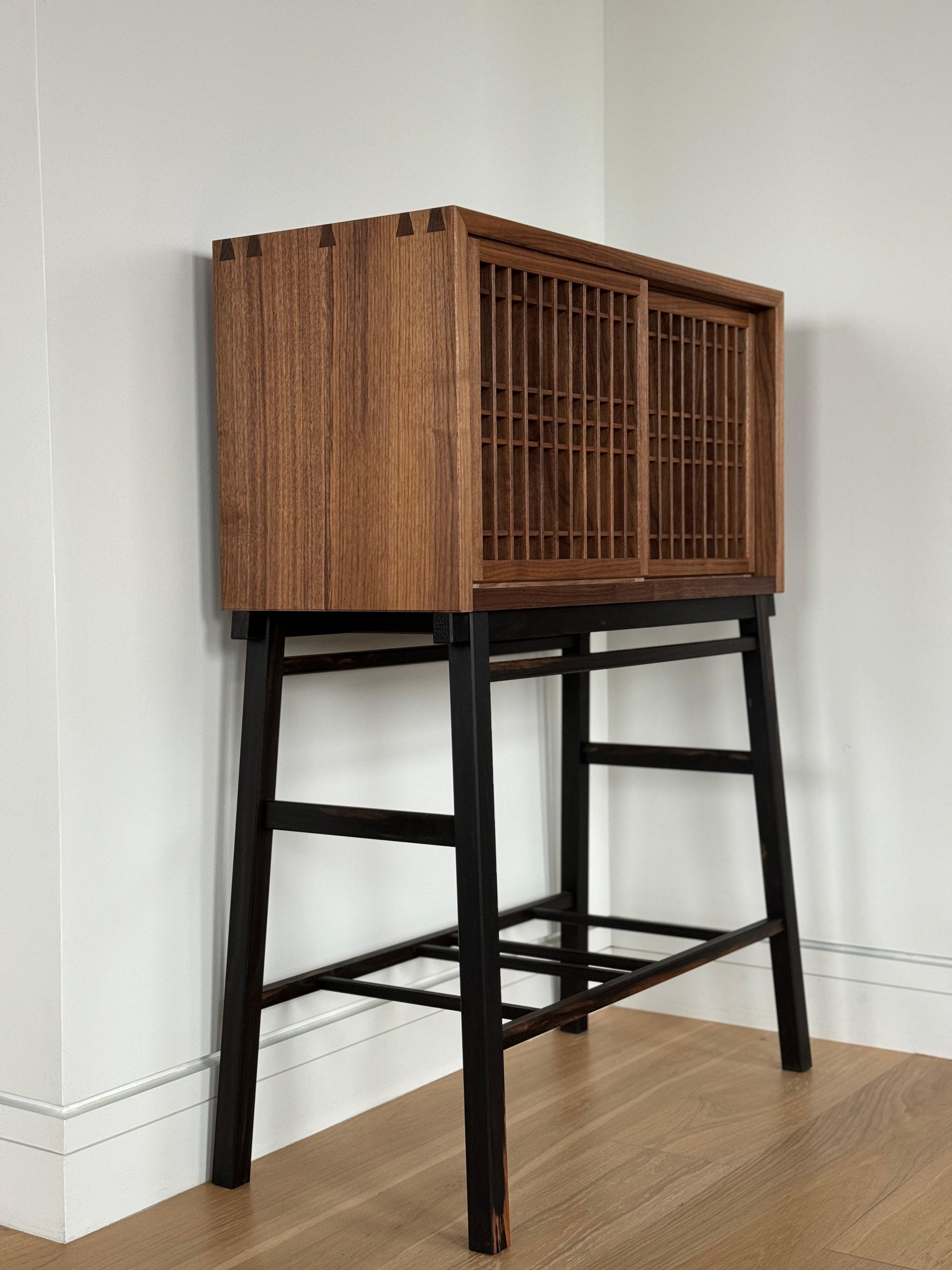 A olio Mobile da sala in noce  con porte Shoji in vendita