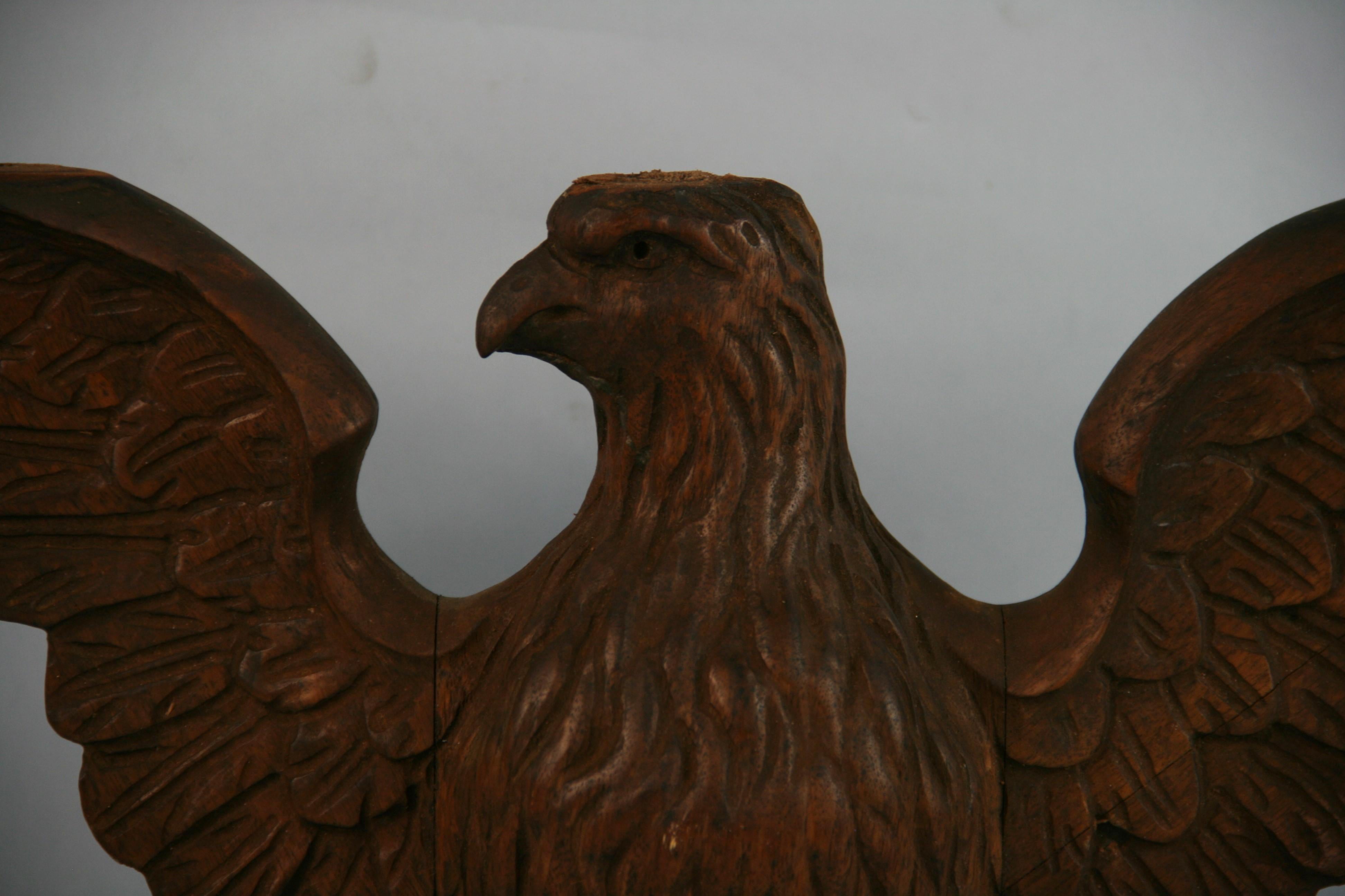 Águila de nogal tallada a mano Elemento arquitectónico de finales del s. XIX en Bueno Estado en Douglas Manor, NY