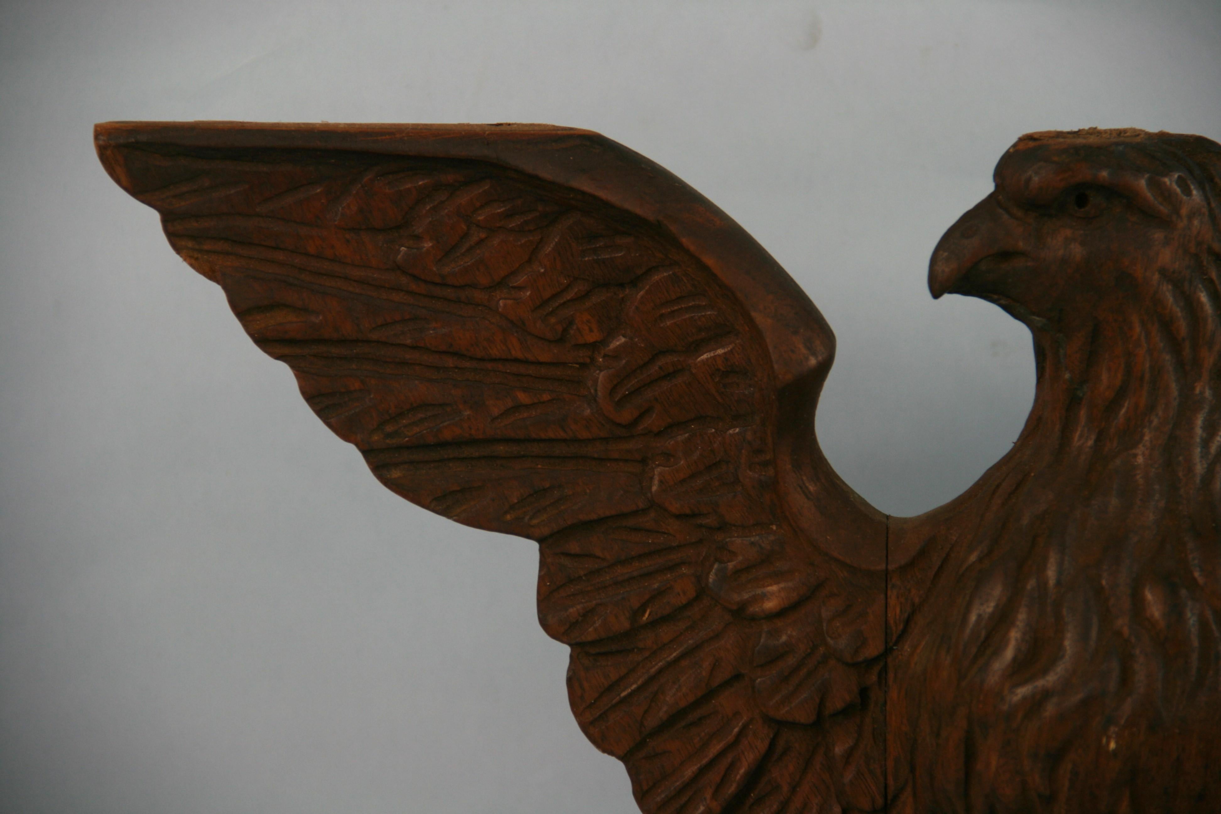 Águila de nogal tallada a mano Elemento arquitectónico de finales del s. XIX siglo XIX