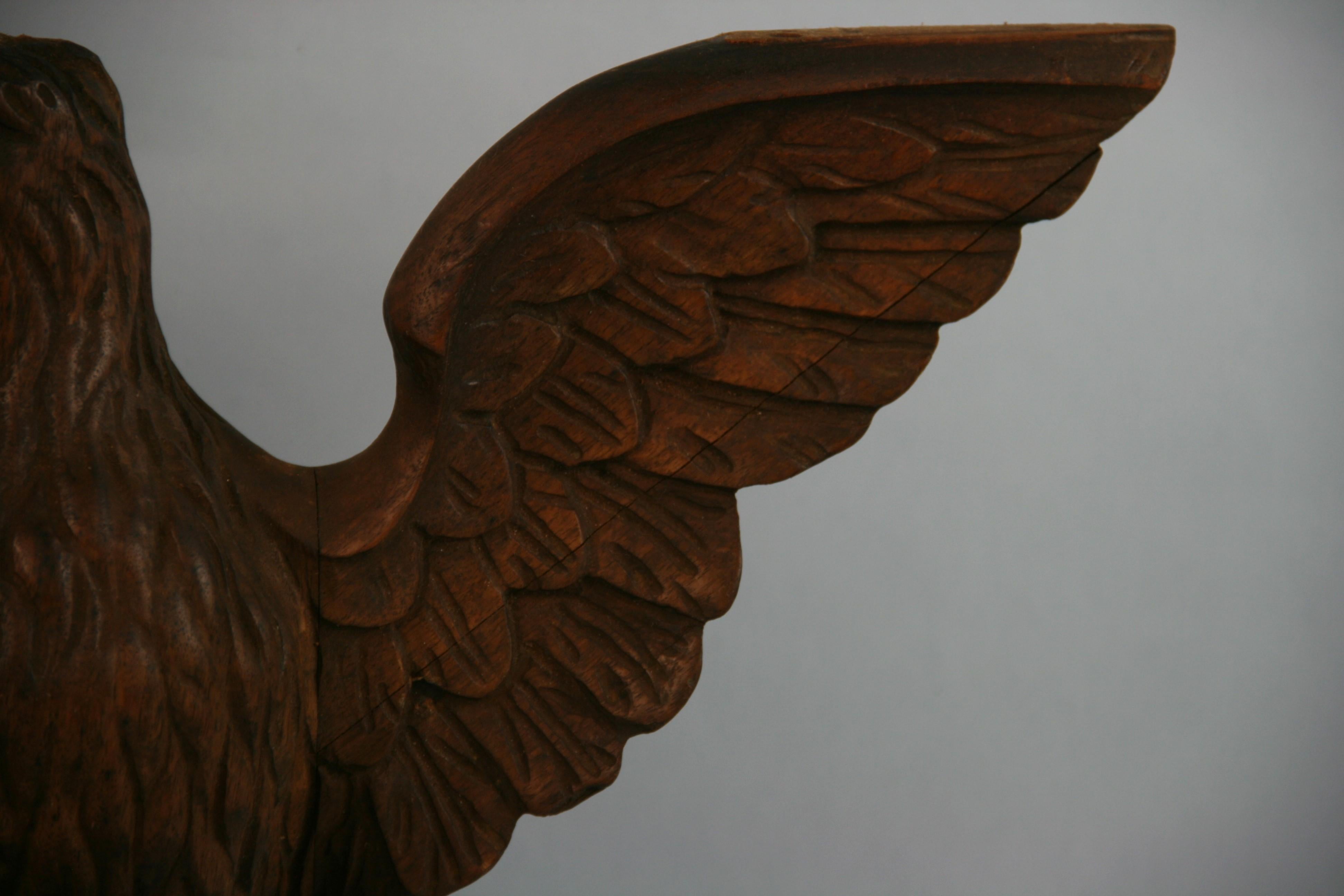 Águila de nogal tallada a mano Elemento arquitectónico de finales del s. XIX Nogal
