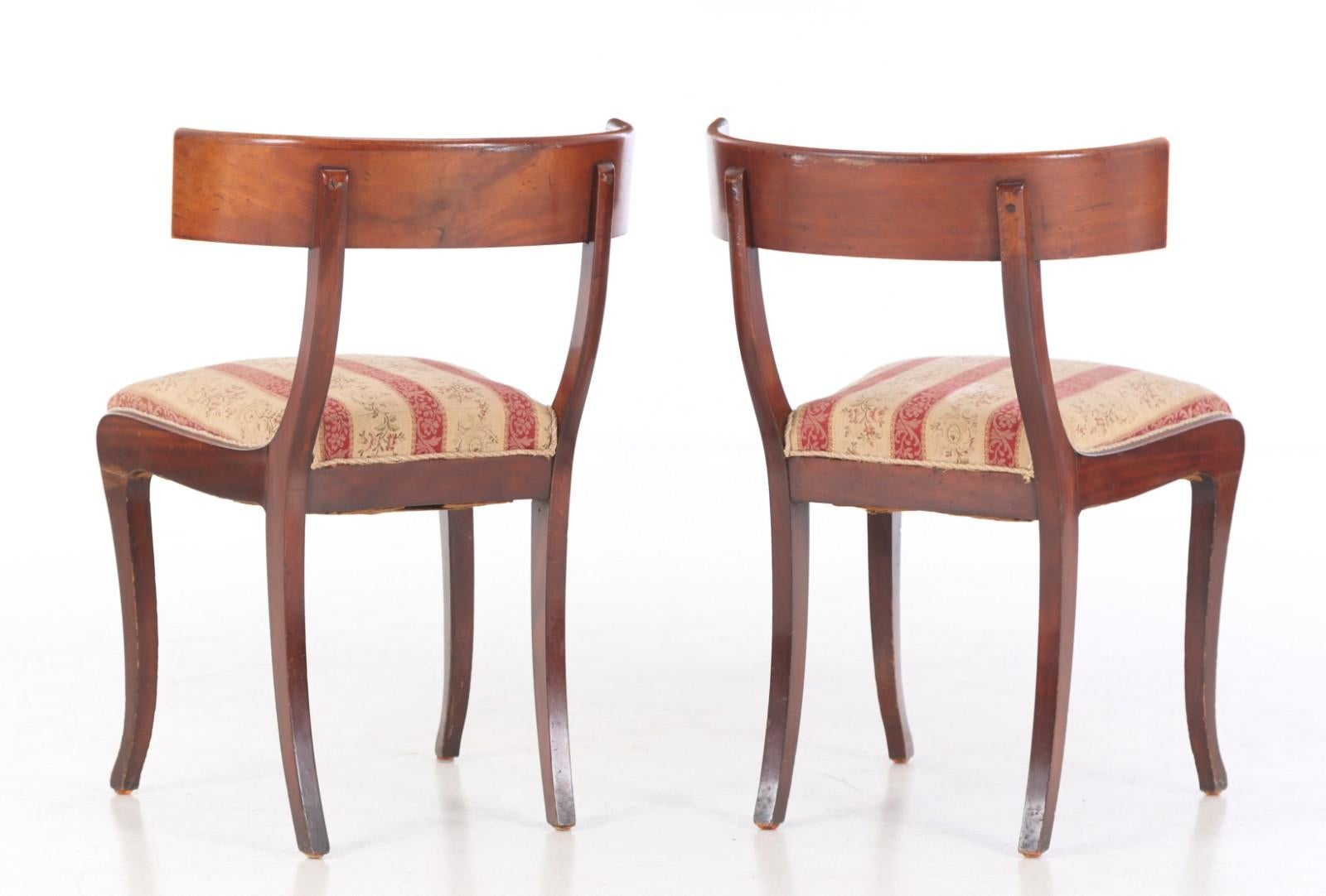 Paire de chaises Klismos en noyer de la fin du XIXe siècle, avec des pieds avant tournés, des pieds arrière évasés et des dossiers incurvés. Fabriqué en Angleterre dans les années 1880.