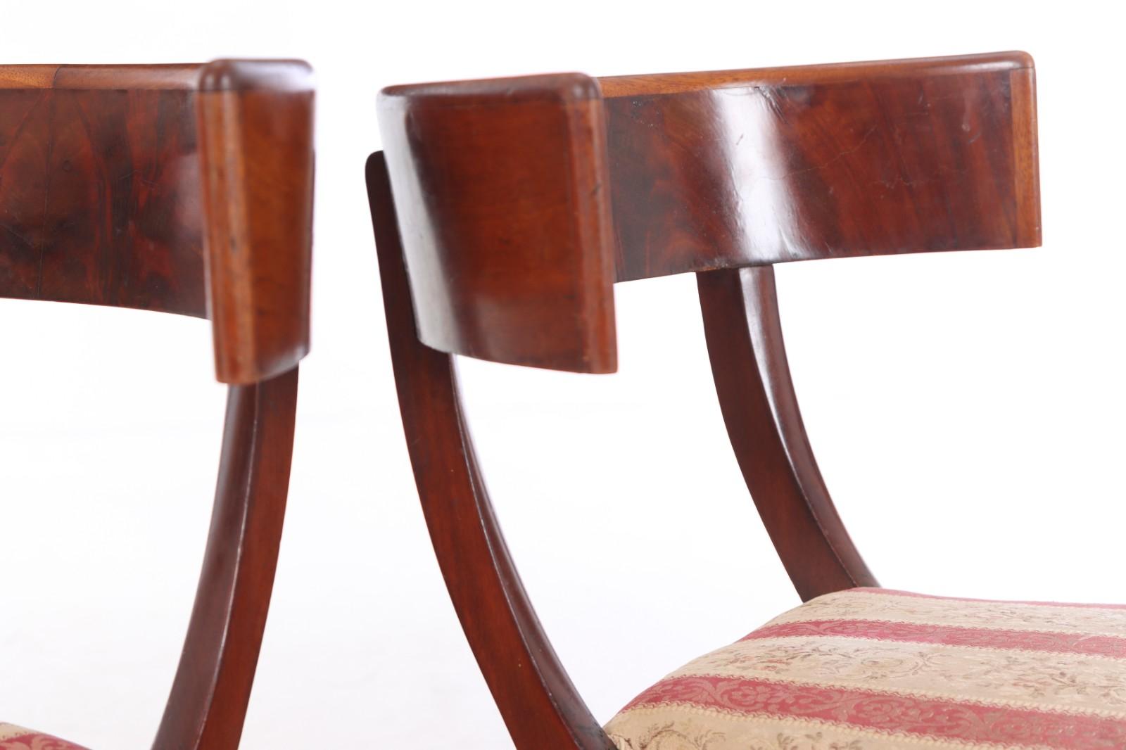 Néo-empire Paire de chaises Klismos en bois dur de noyer en vente