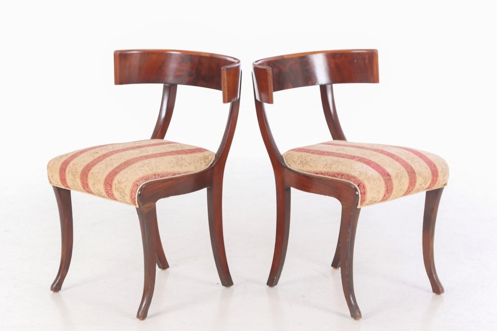 Britannique Paire de chaises Klismos en bois dur de noyer en vente
