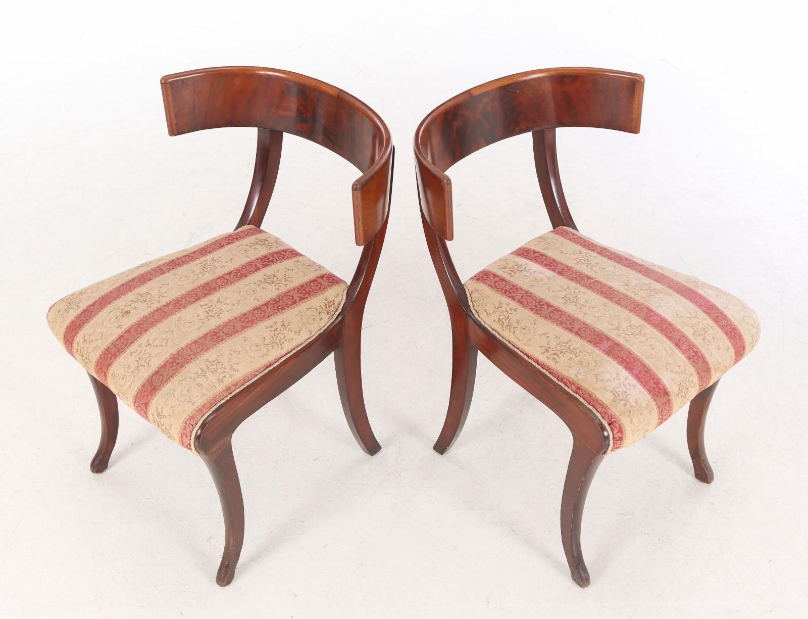 Paire de chaises Klismos en bois dur de noyer Bon état - En vente à Vienna, AT
