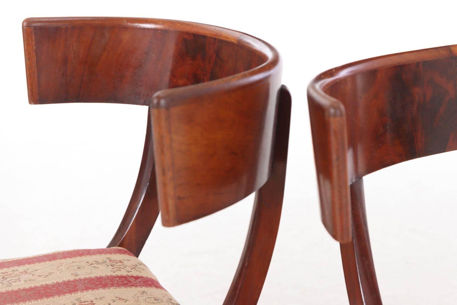 Fin du XIXe siècle Paire de chaises Klismos en bois dur de noyer en vente