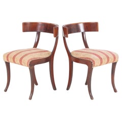 Paire de chaises Klismos en bois dur de noyer