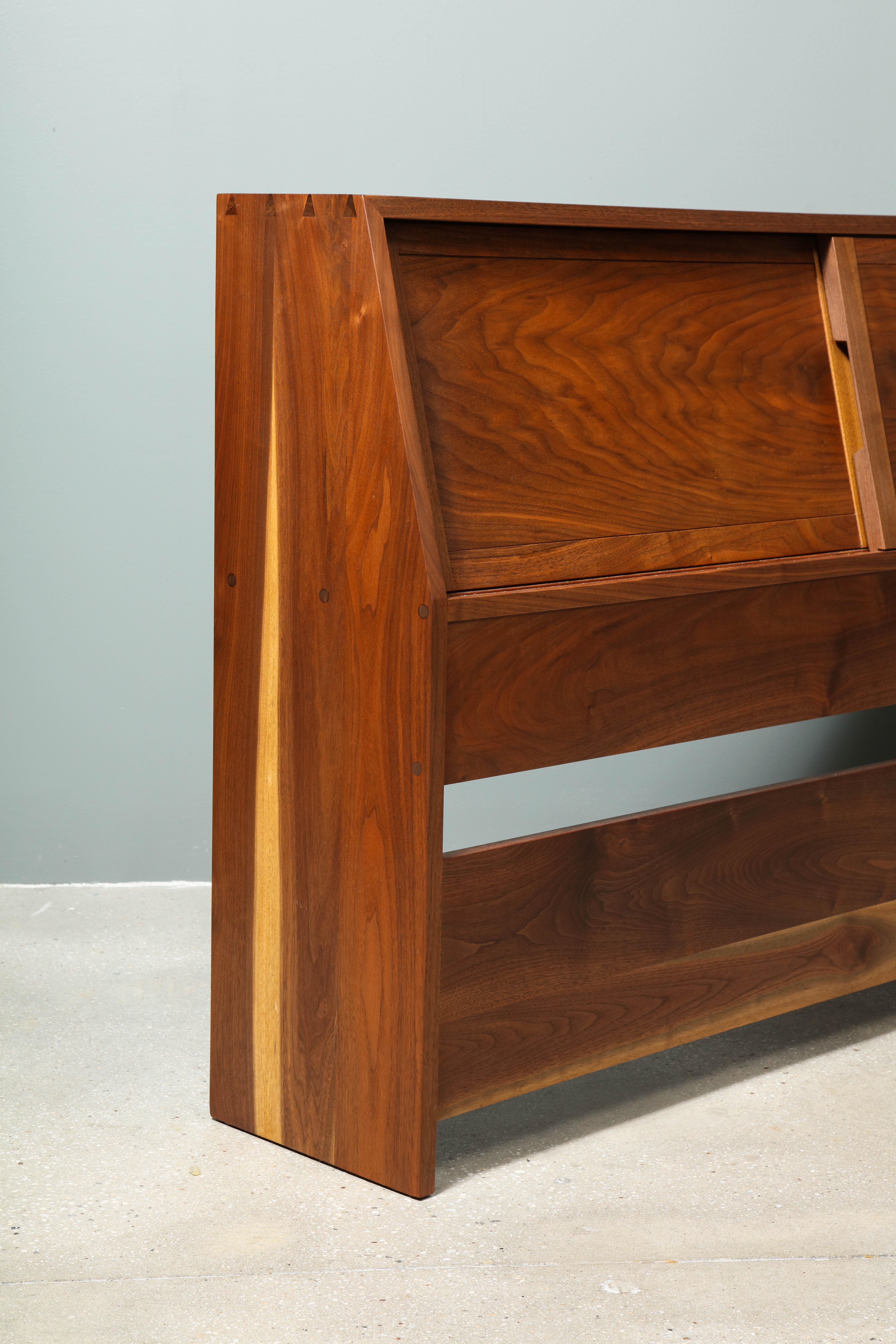 Walnut Headboard by George Nakashima In Good Condition In Lyndhurst, NJ