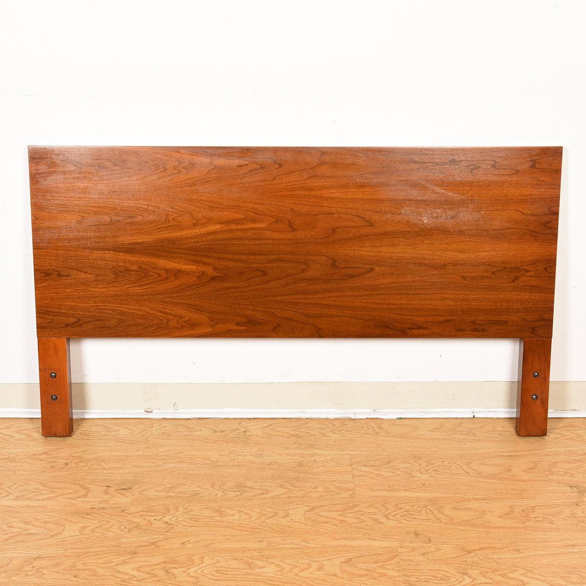 Walnut Headboard by George Nelson for Herman Miller, 1952  In Excellent Condition For Sale In Kensington, MD