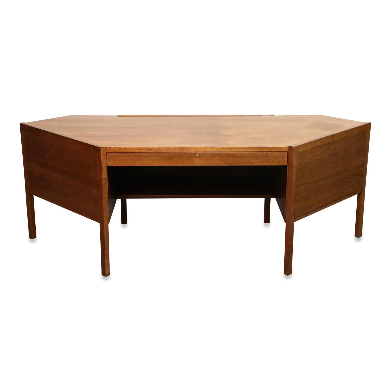 Walnut Hexagon Desk by Edward Wormley for Dunbar, Signed, circa 1960 (Moderne der Mitte des Jahrhunderts)