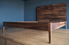 Nussbaumholzbett mit hoher Rückenlehne von MSJ Furniture Studio