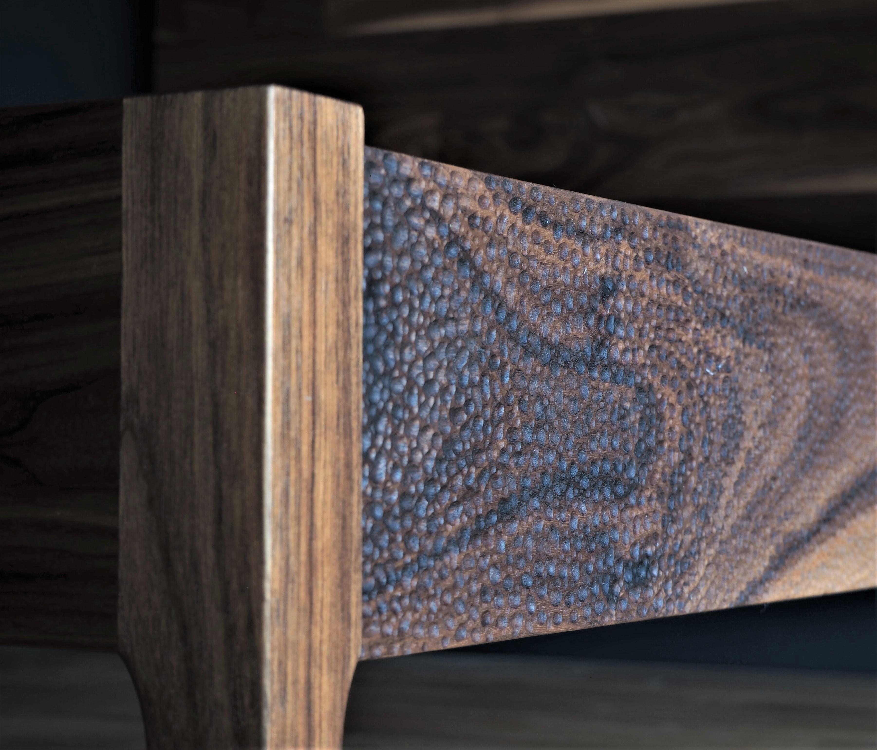 Nussbaumholzbett mit hoher Rückenlehne von MSJ Furniture Studio (Moderne) im Angebot