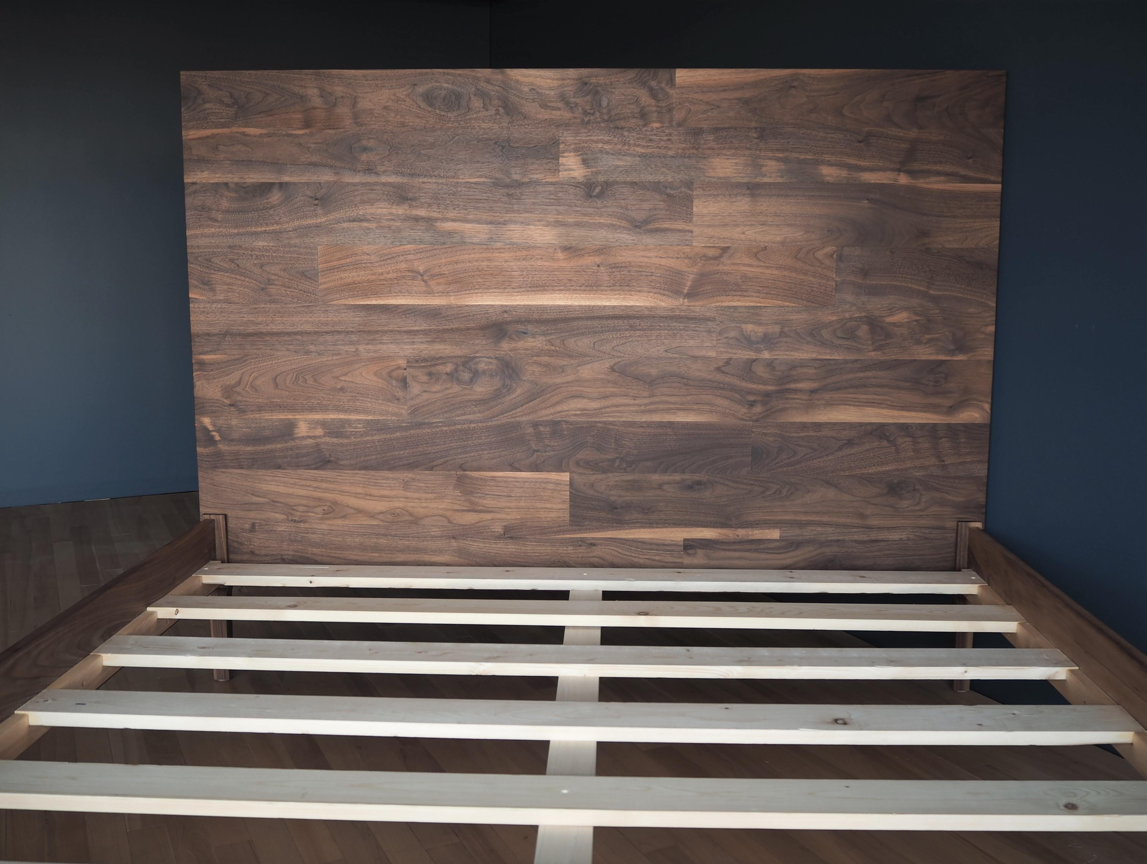 Nussbaumholzbett mit hoher Rückenlehne von MSJ Furniture Studio (Holzarbeit) im Angebot
