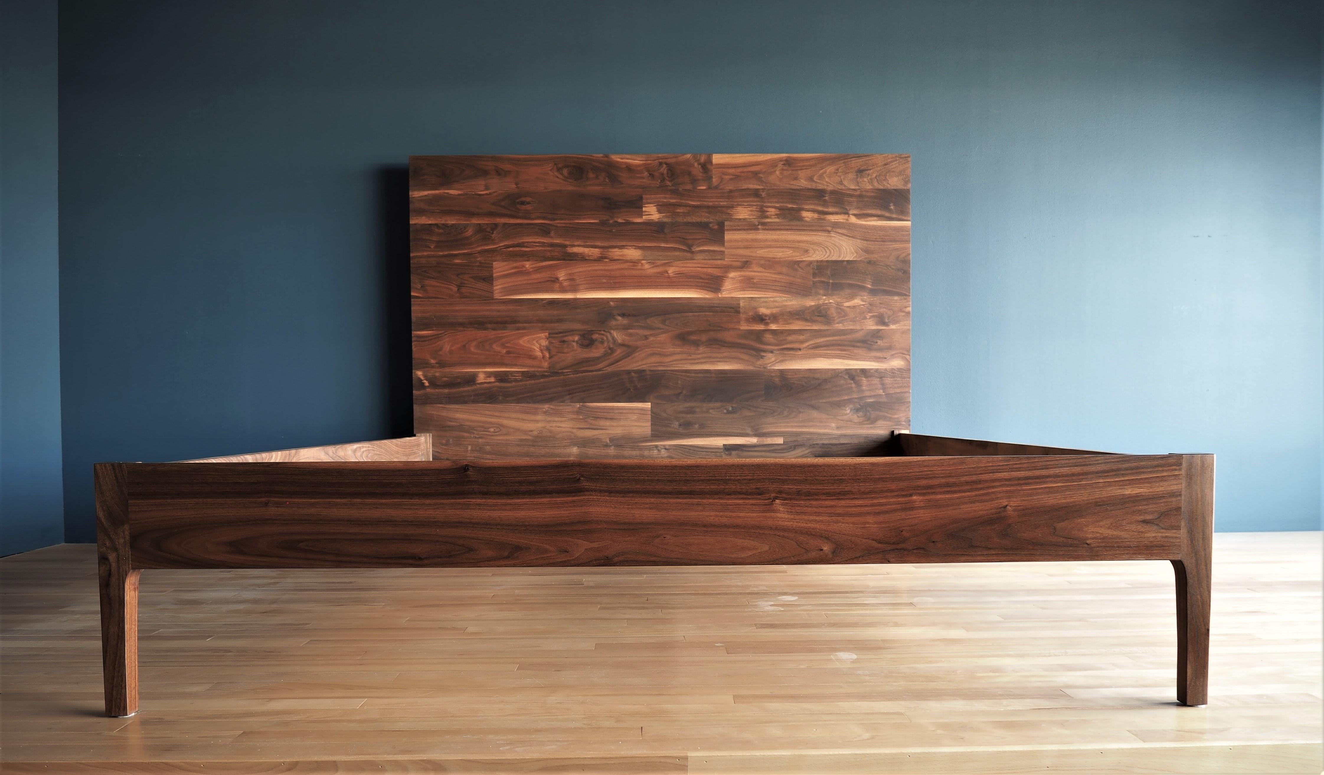 Nussbaumholzbett mit hoher Rückenlehne von MSJ Furniture Studio im Zustand „Neu“ im Angebot in Vancouver, BC