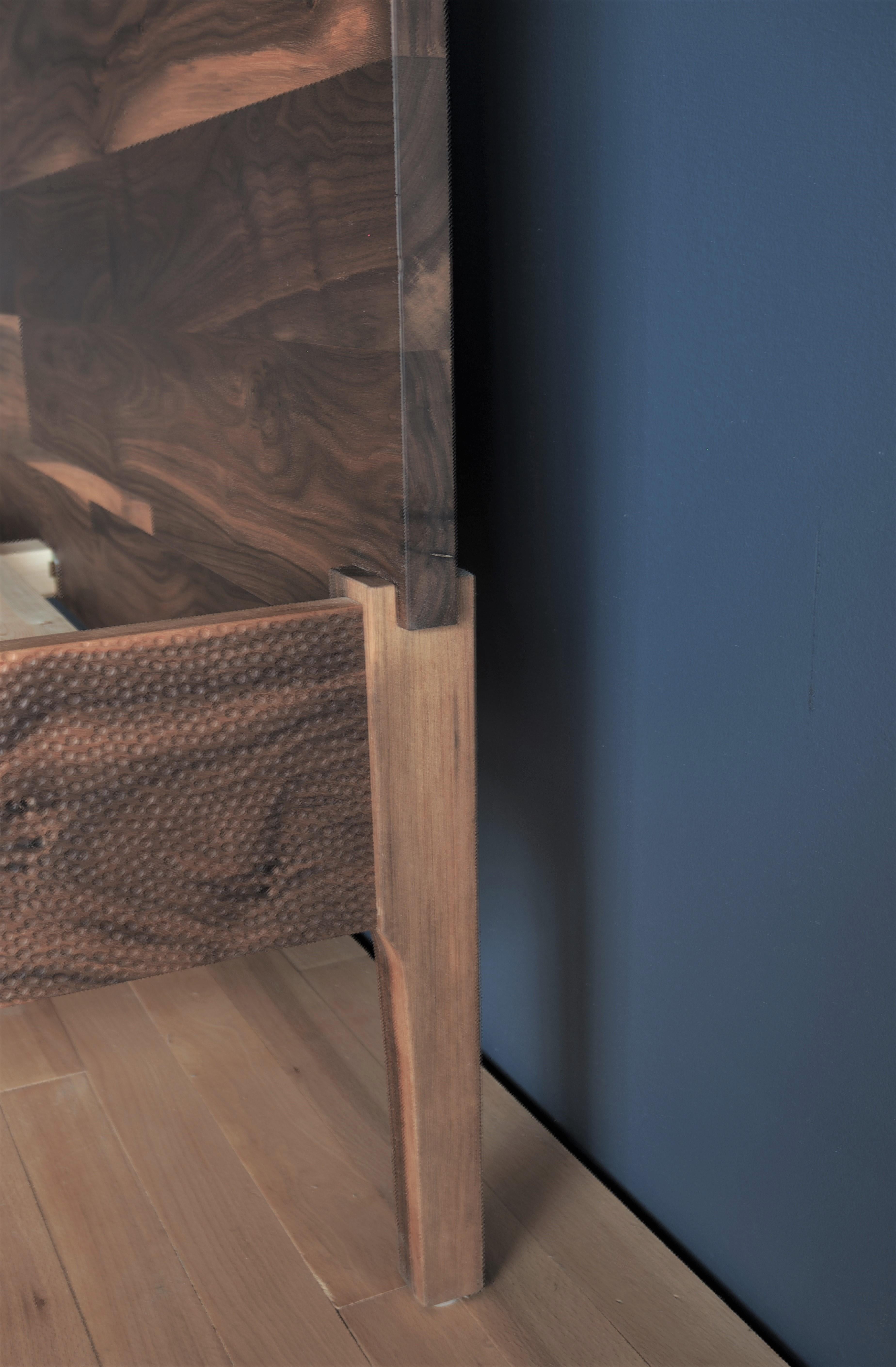 Nussbaumholzbett mit hoher Rückenlehne von MSJ Furniture Studio (21. Jahrhundert und zeitgenössisch) im Angebot