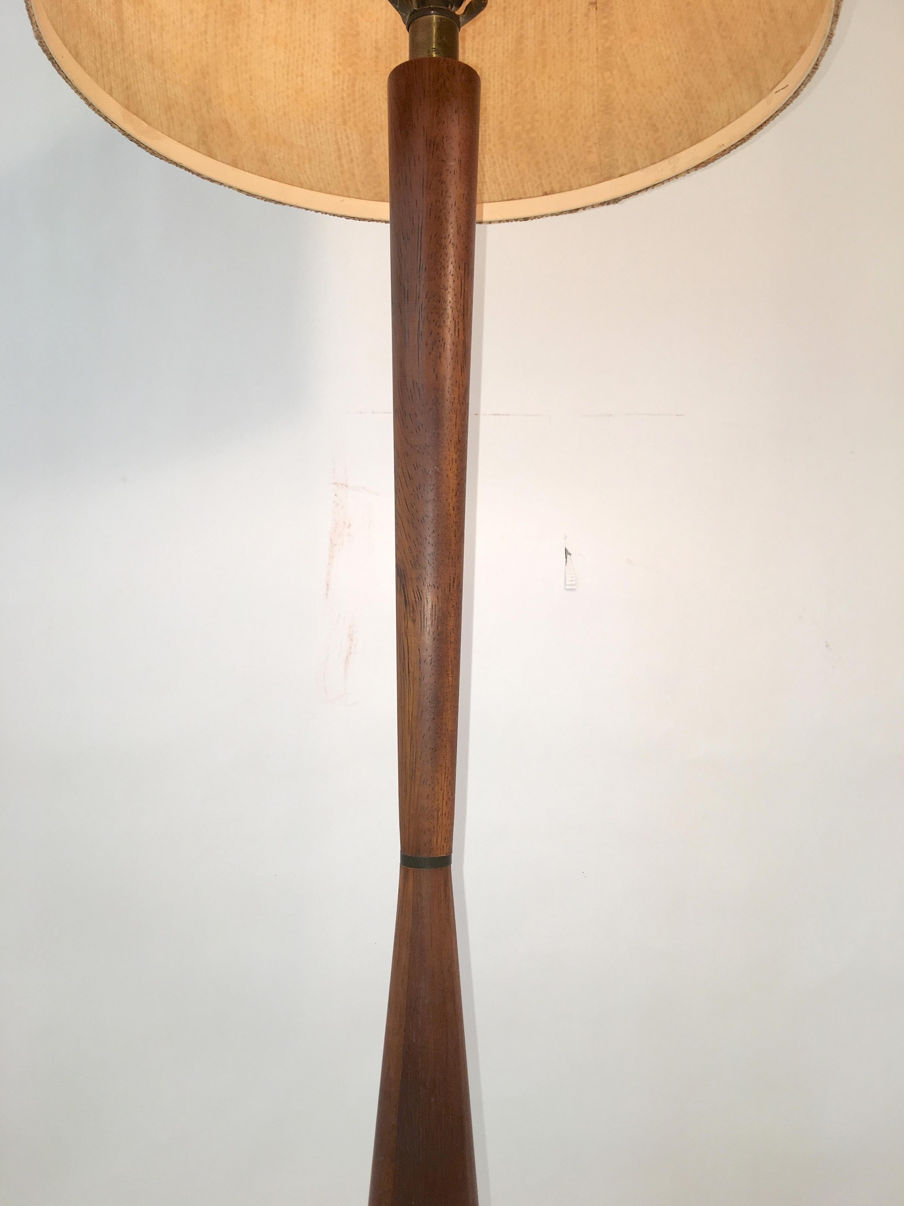 Walnut Hourglass Floor Lamp by Raymond Pfennig for Zina Lamp Co. In Good Condition In Hanover, MA