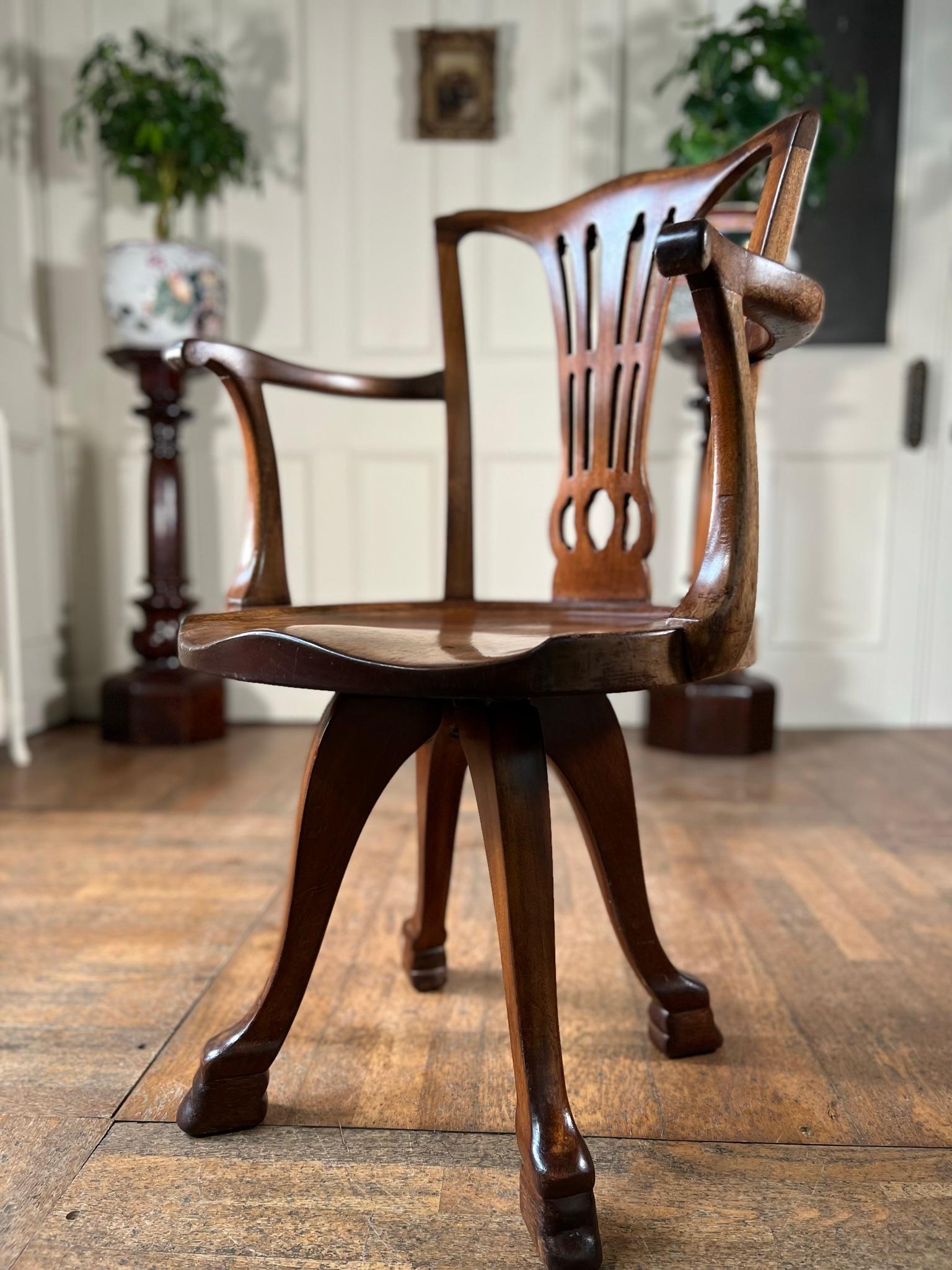 Superb quality, walnut desk chair by the acclaimed furniture makers Howard & Sons.

A rare model with pierced splat and swivel base probably dating to the turn of the 20th century.

Good functional condition with signs of use exactly how it