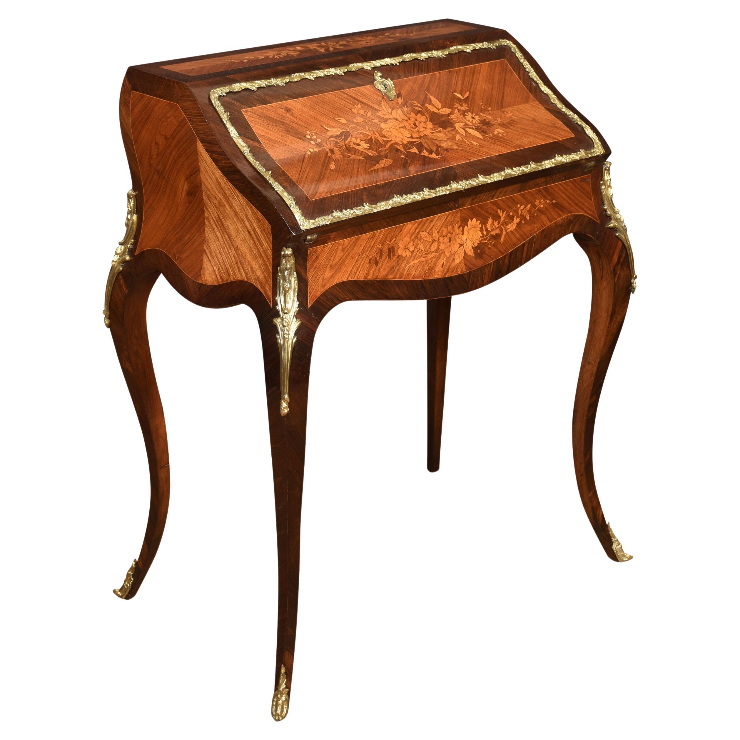 Bureau de Dame aus Nussbaum mit Intarsien im Angebot