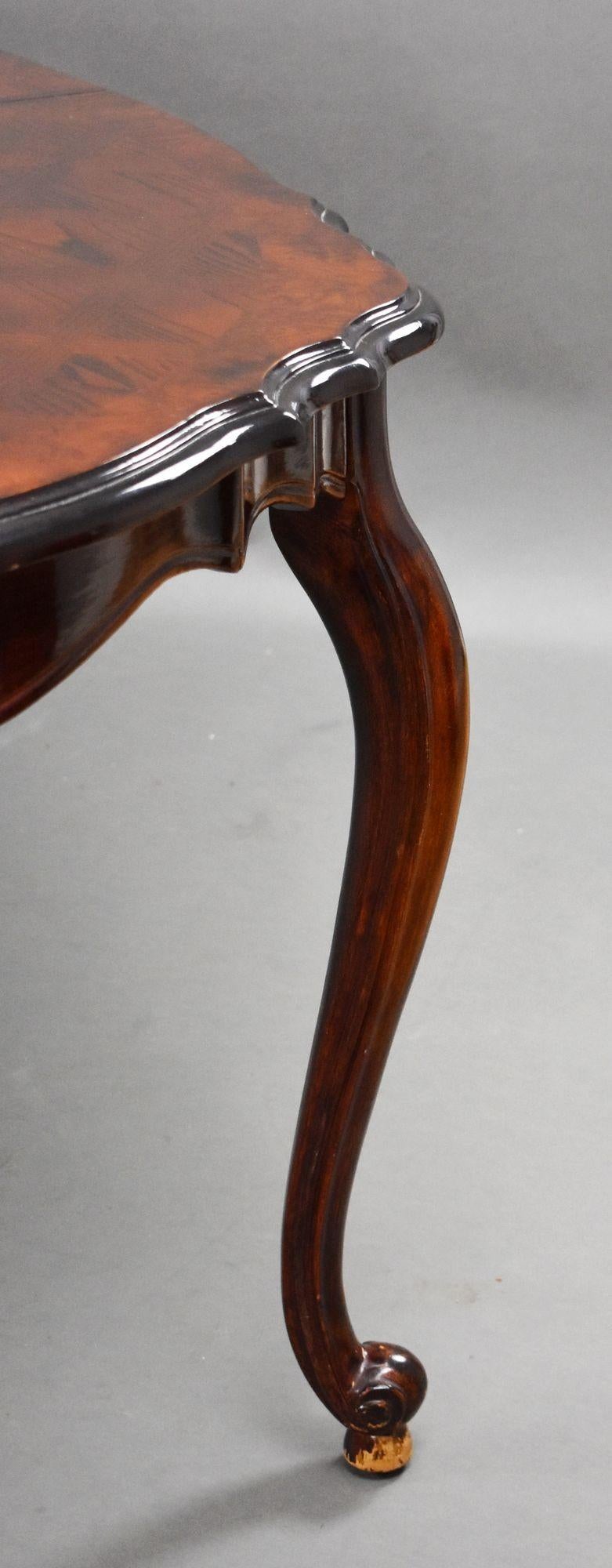 Walnut Inlaid Dining Table In Good Condition For Sale In Chelmsford, Essex