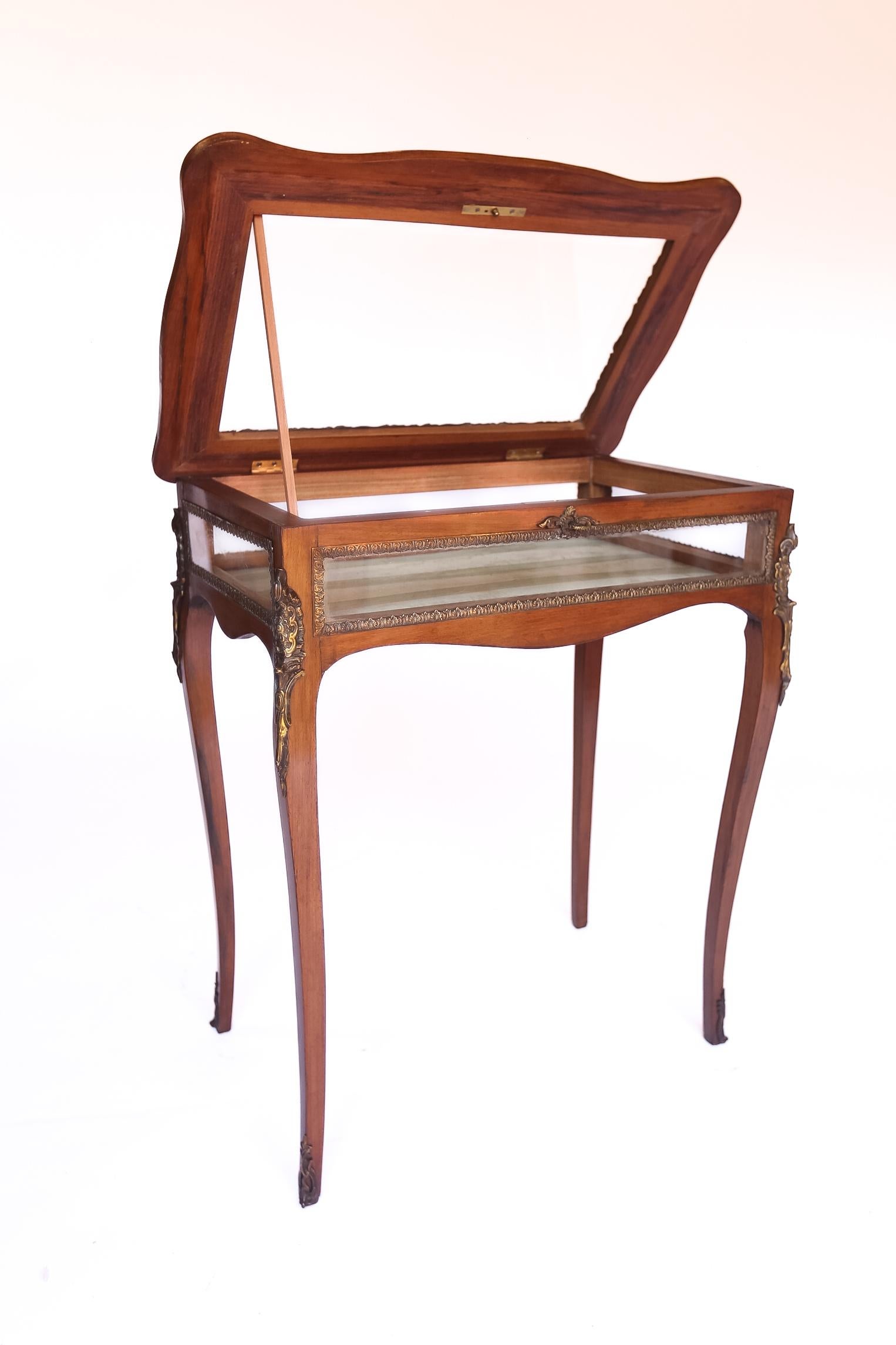 Noyer  Cabinet de bijouterie en marqueterie CIRCA , circa 1900
dans le style français
Couvercle à charnière avec serrure et clé en état de marche, 
Cabinet émaillé avec des encadrements en bronze doré.
Marqueterie sur le dessus avec feuillage et